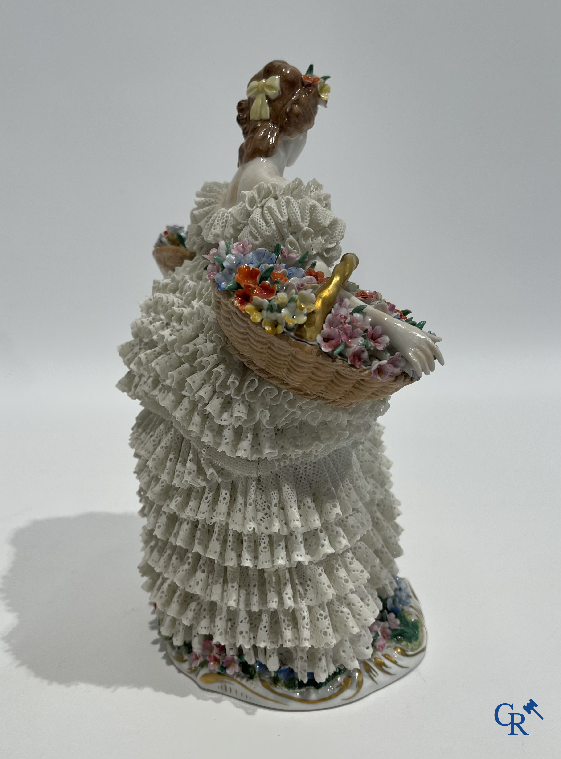 Duits porselein. 3 groepen in lace porcelain. Gemerkt Volkstedt Rudolstadt en Sitzendorf.