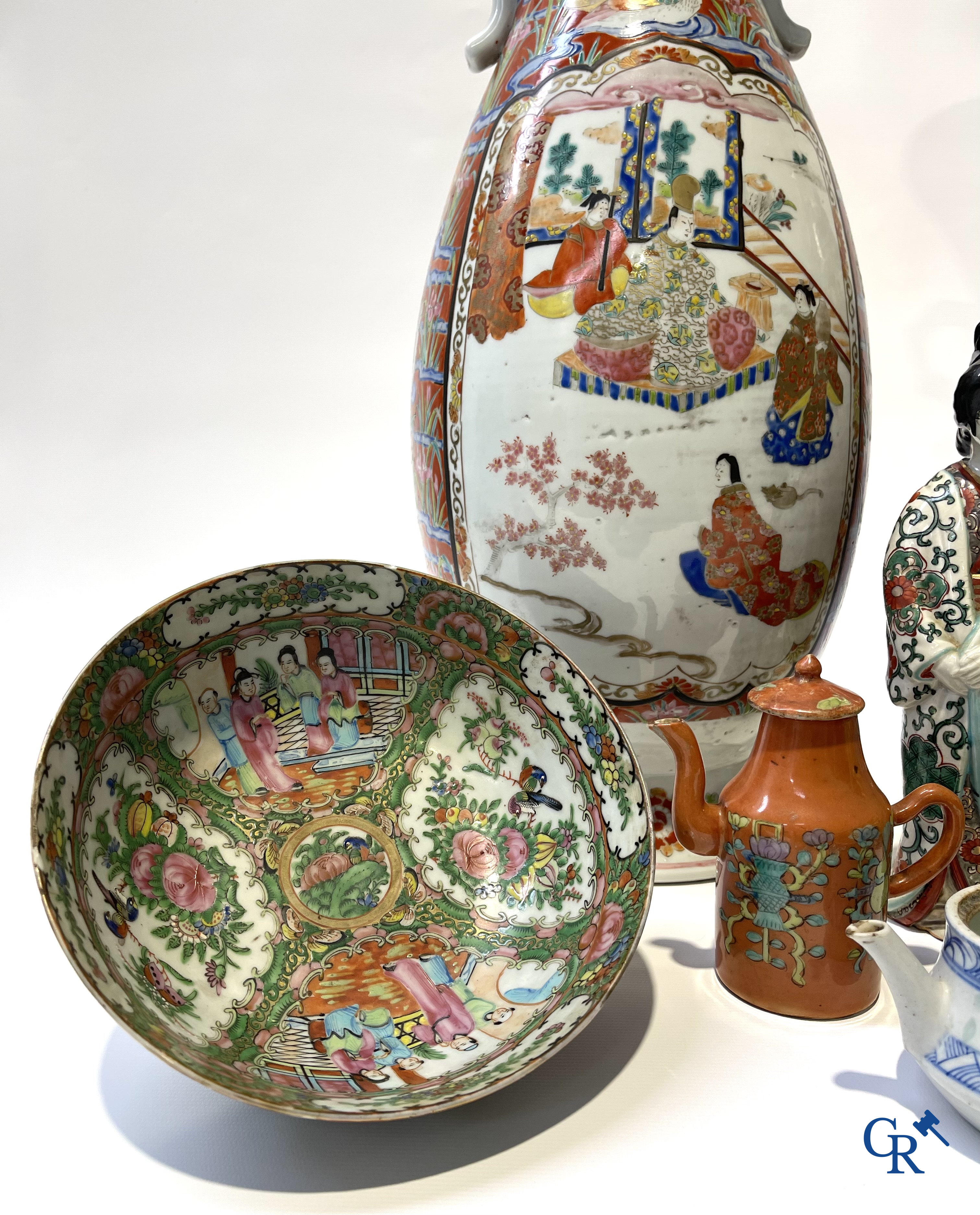 Aziatica. Een kavel met Chinees en Japans porselein. 19e en 20ste eeuw.