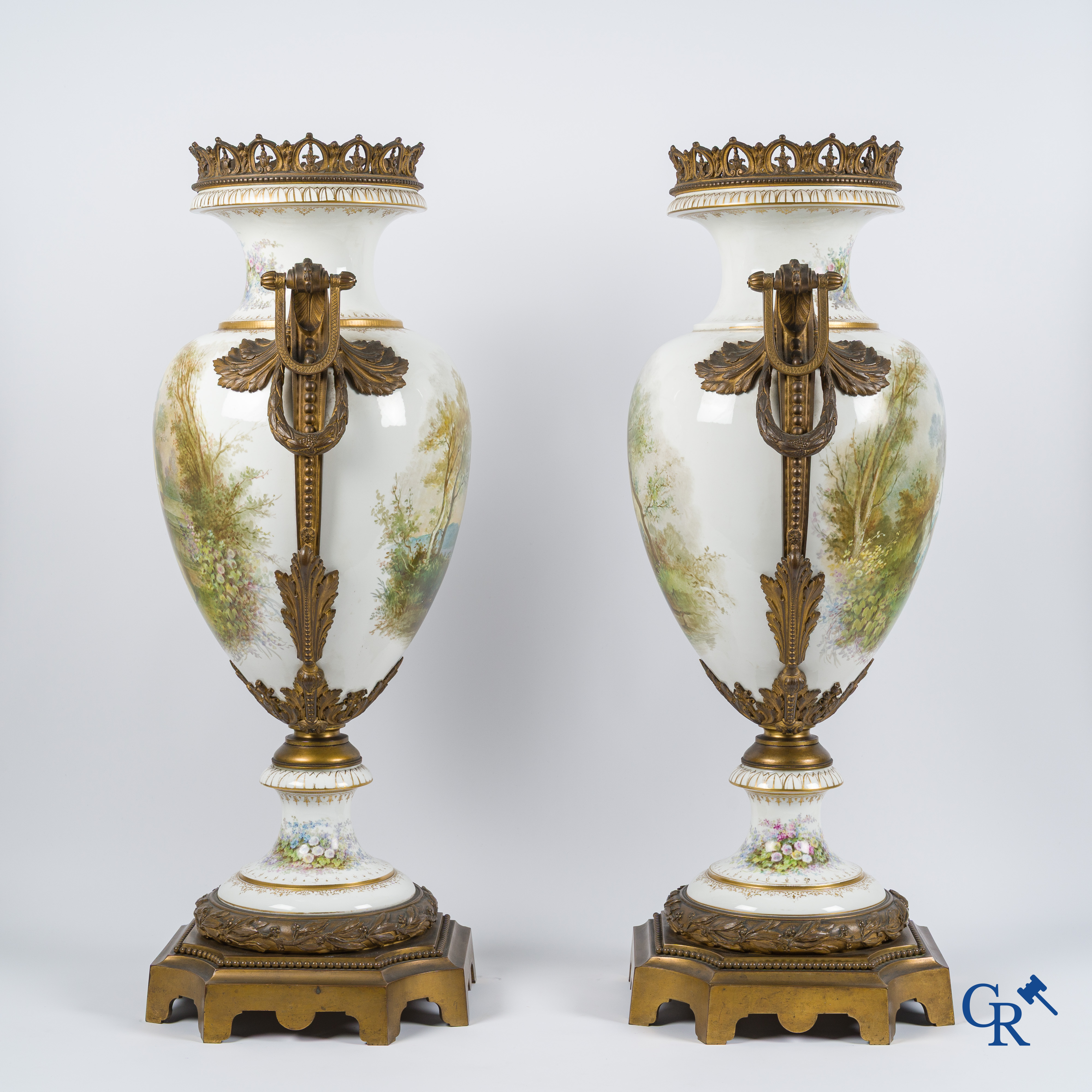 Sèvres. Een paar grote vazen op draaisokkel in Sèvres porselein met bronzen monturen. Gesigneerd Bertren. LXVI-stijl.
