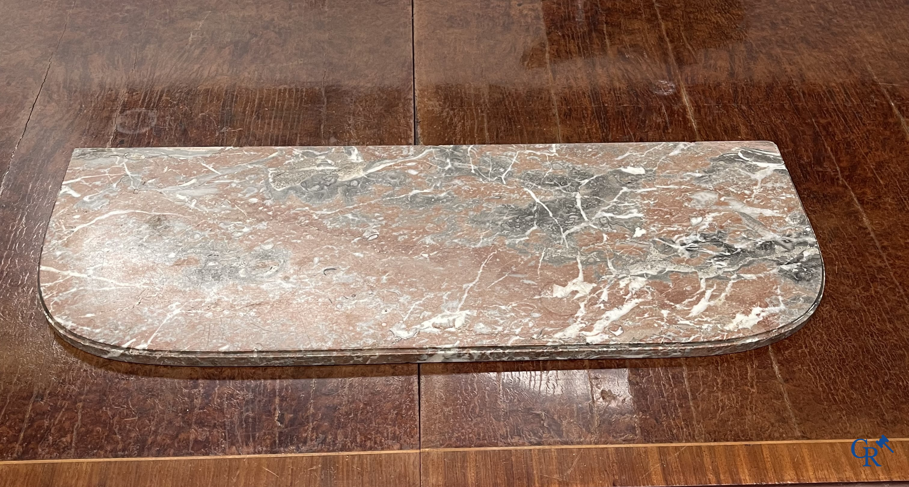 Art Deco. Muurconsole in bewerkt smeedijzer en marmer. Gesigneerd R. Haems. Circa 1930.