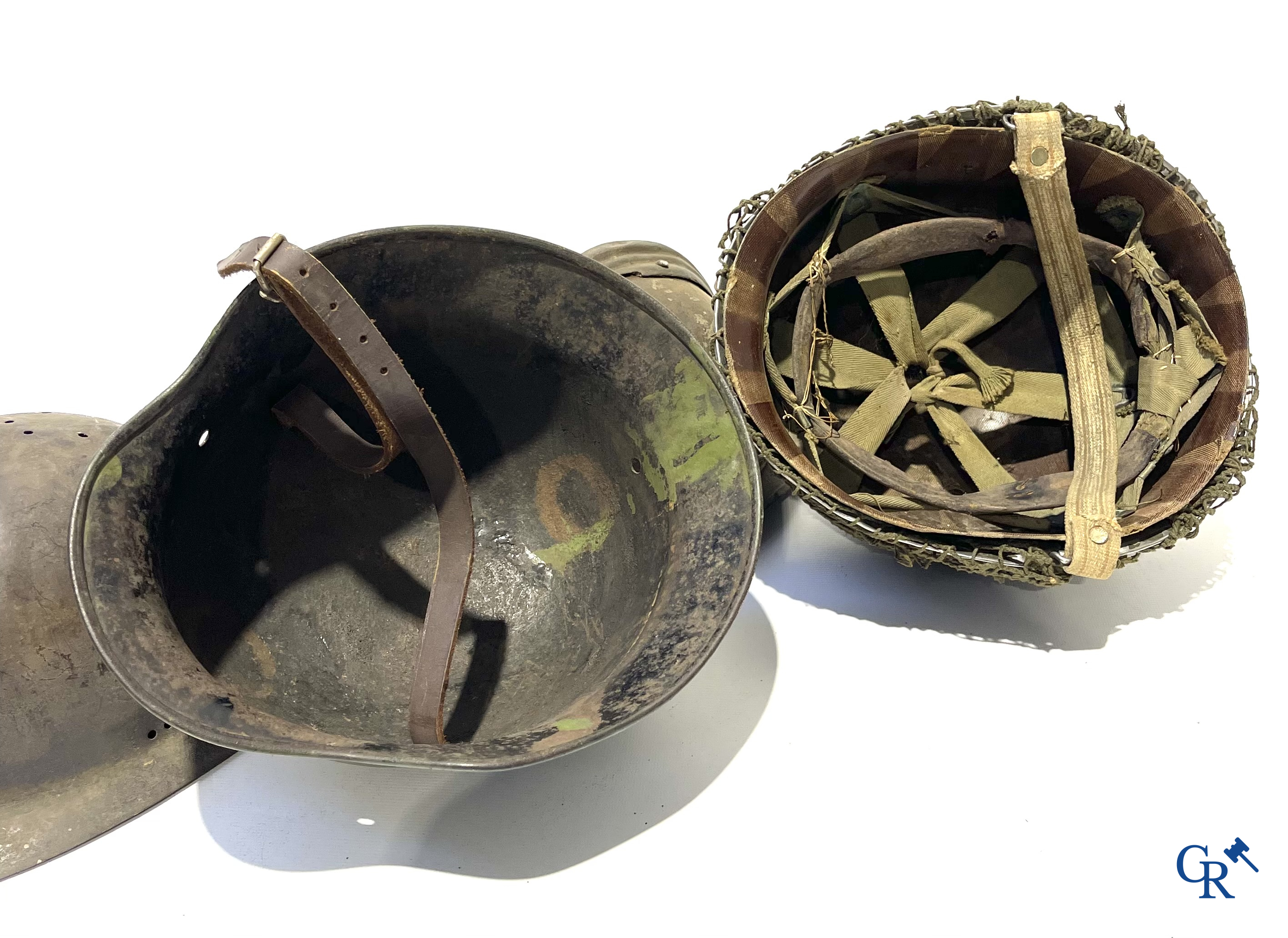 Militaria. Kavel van 5 militaire hoofddeksels, sommige WO II waaronder een officiers pet van The Headline Hat Co, 1941.