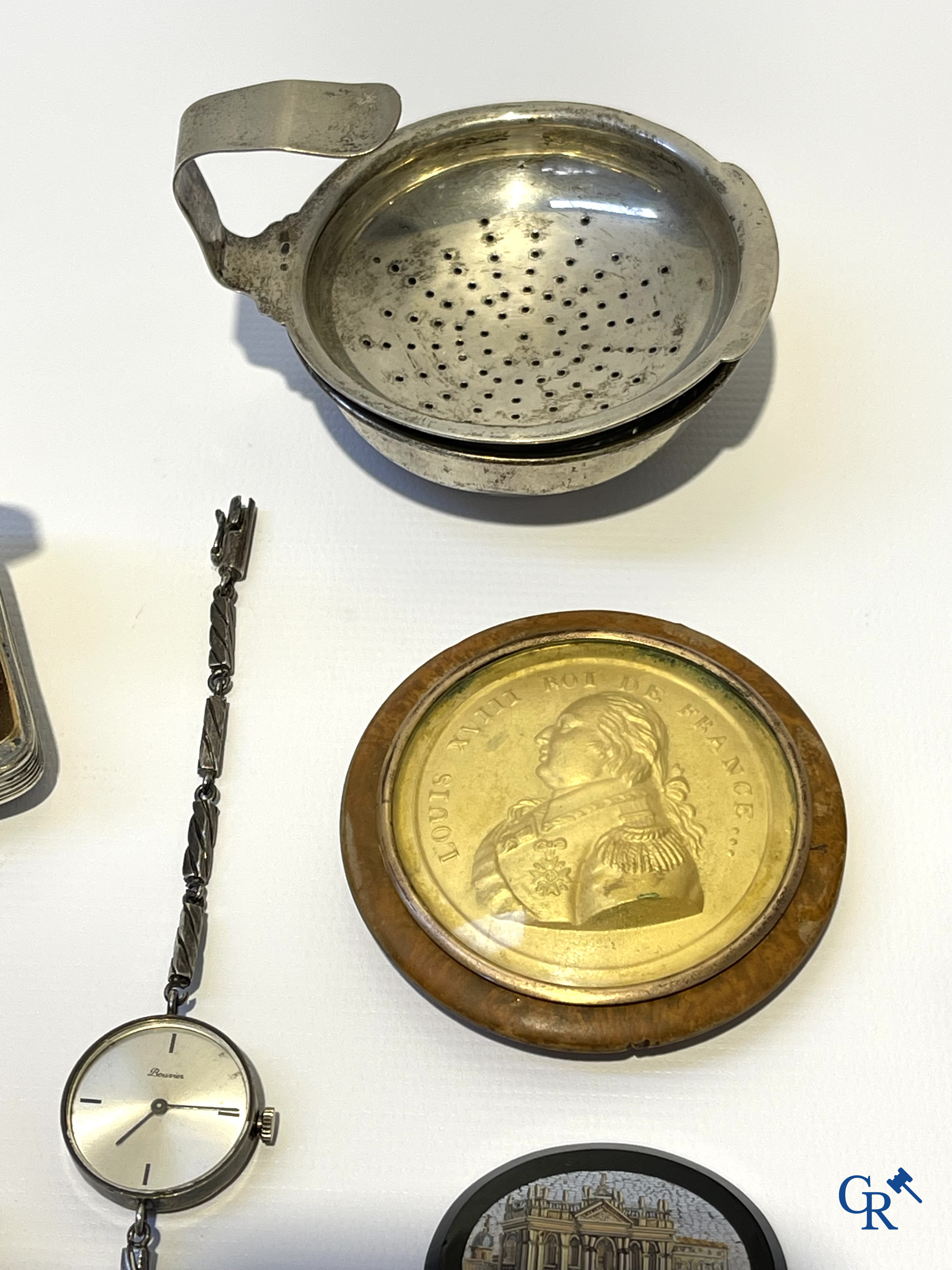 Lot met vitrineobjecten, juwelen met diamant, uurwerken, zilveren tabaksdozen, micro mozaïek, enz. 18e-19e-20ste eeuw.