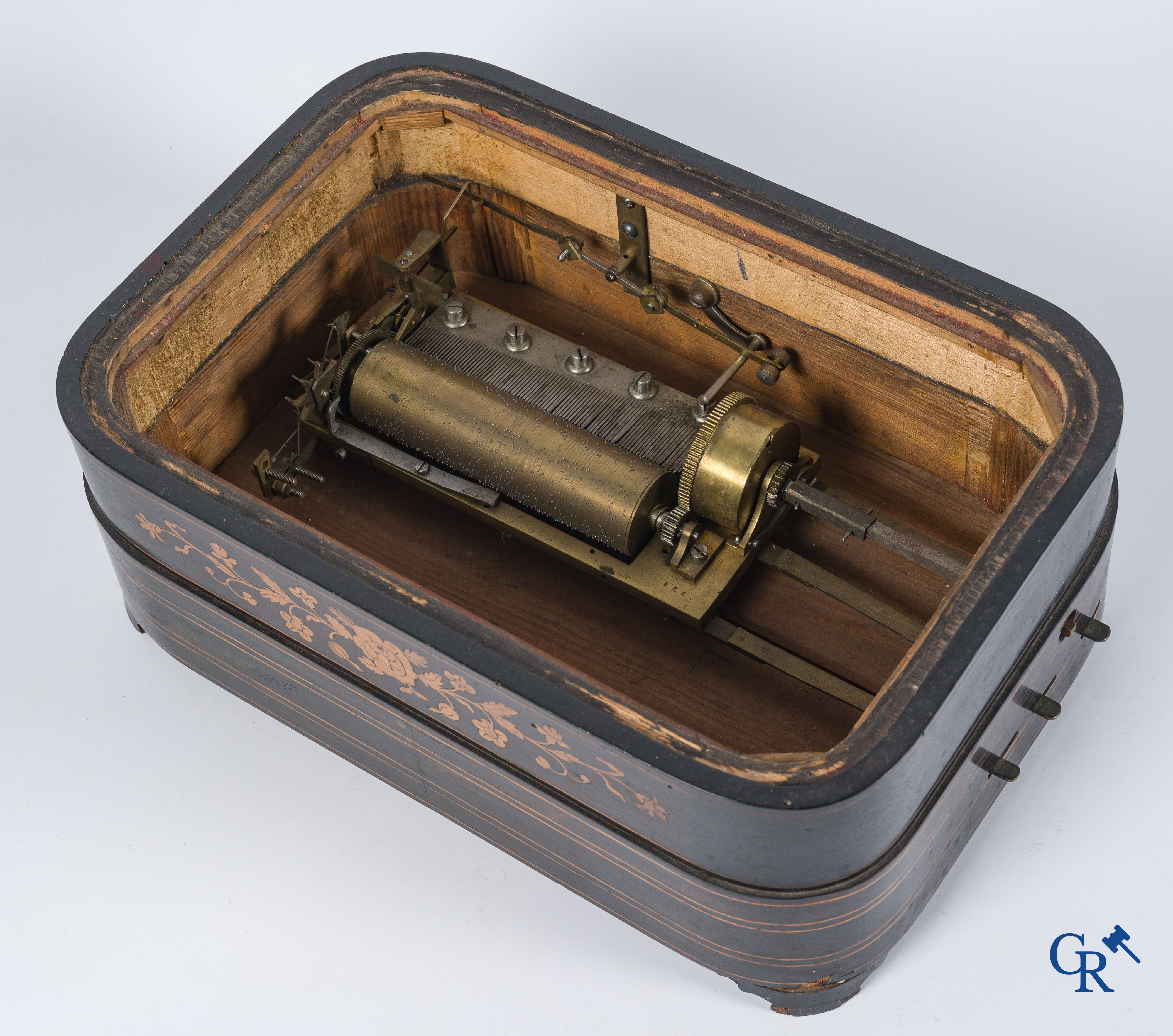 Charles X kolompendule in marqueterie en brons met muziekdoos. Bijpassende globe. 19e eeuw.