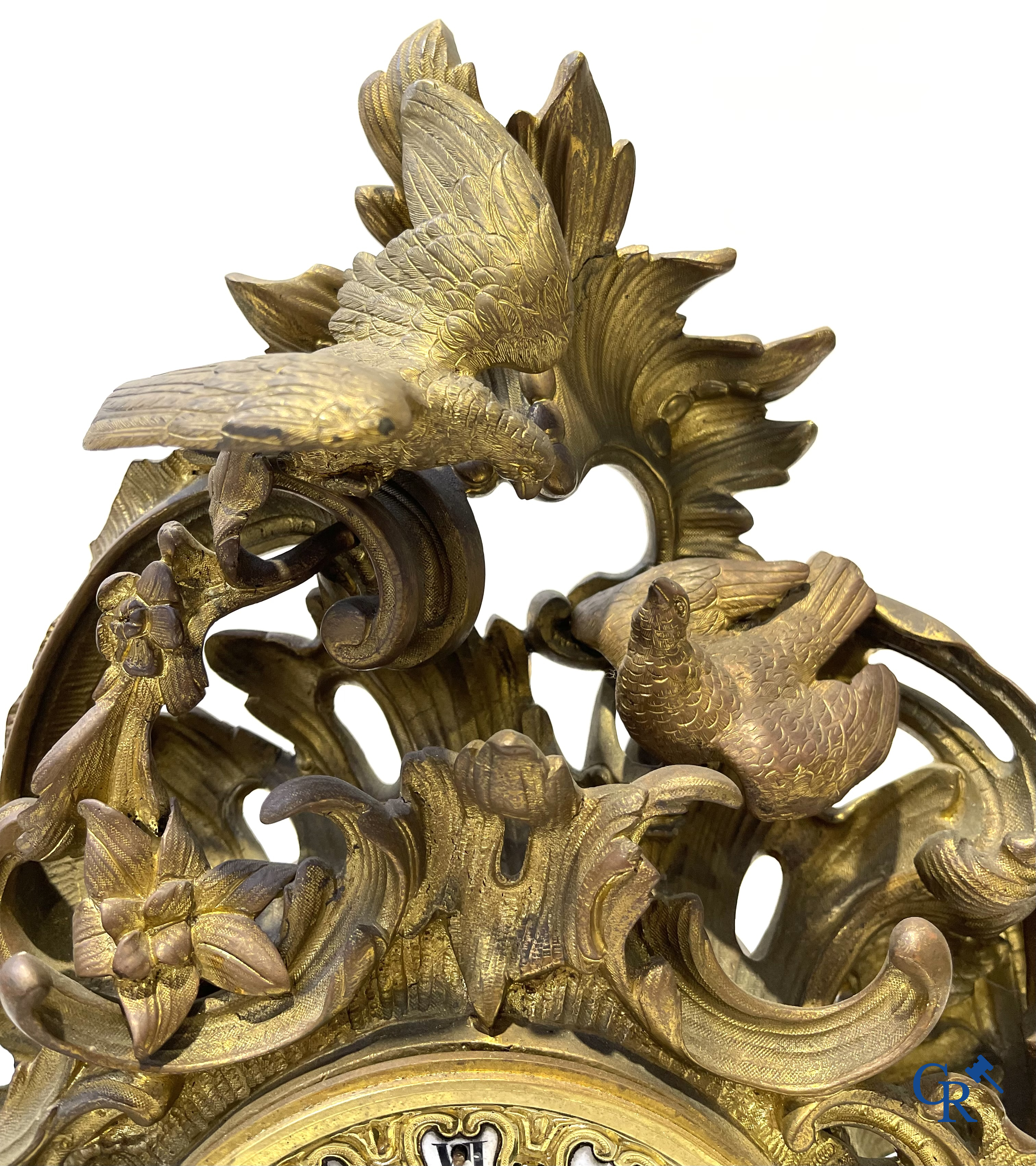 Raingo frères à Paris. Een imposante schouwgarnituur in vergulde en donker gepatineerde brons. LXV-stijl. 19e eeuw.