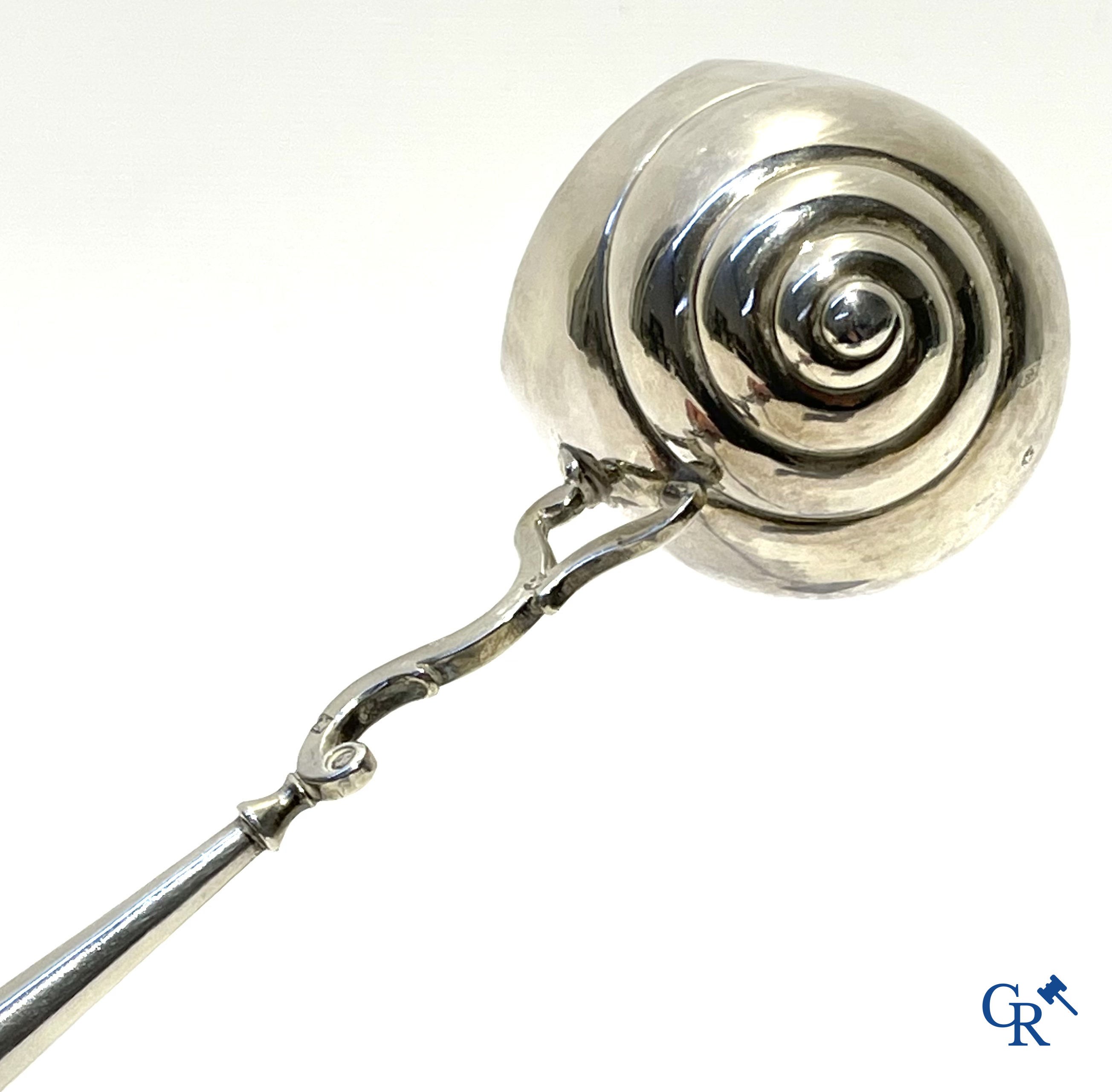 Zilveren punchlepel in de vorm van een slakkenhuis met houten steel.  Zilver 1ste gehalte. Meerdere keurmerken.