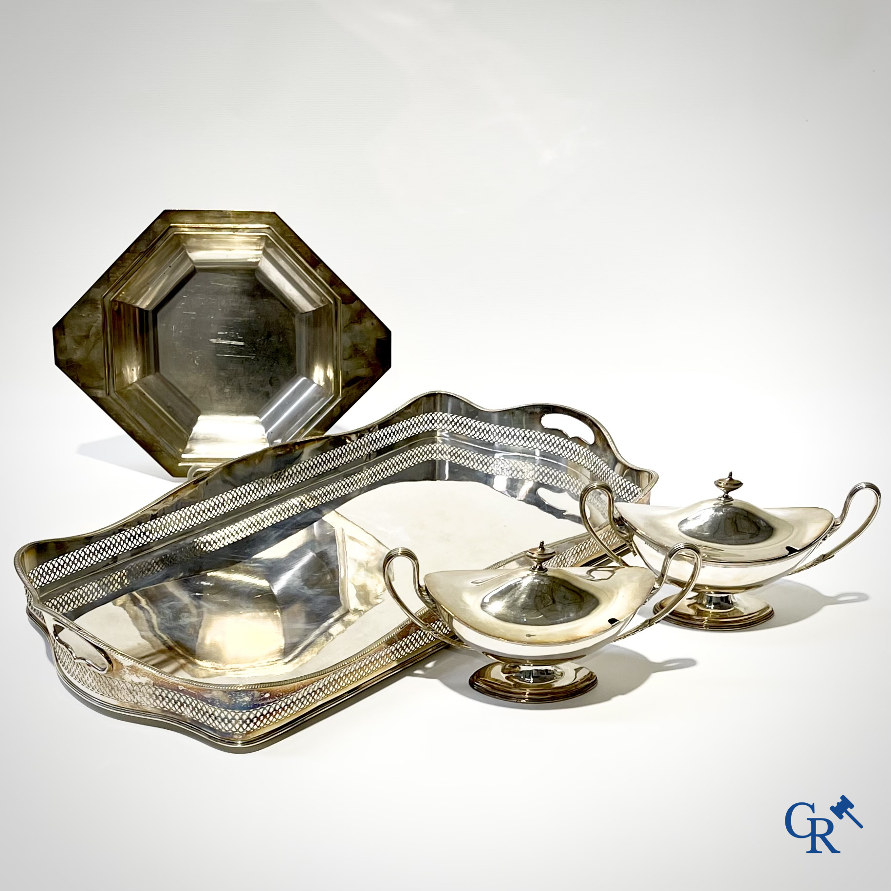 Paar Engelse sauskommen met deksel, een grote rechthoekige dienblad en een octogonaal dienblad in verzilverd metaal.