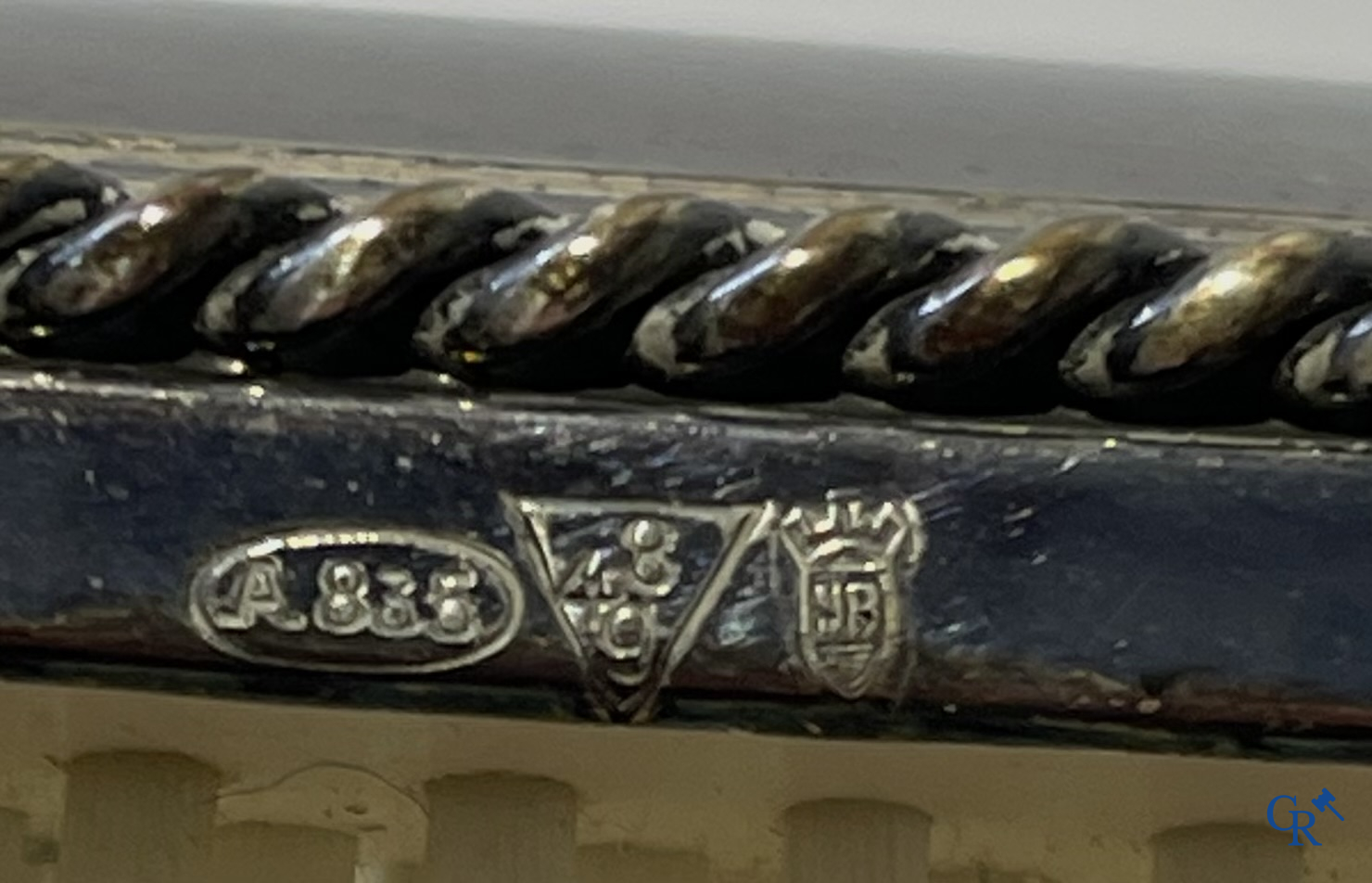 Zilver. Toiletstel in zilver 835°/00, een taartschep in zilver 800°/00 en een taart servies, niet gemerkt.