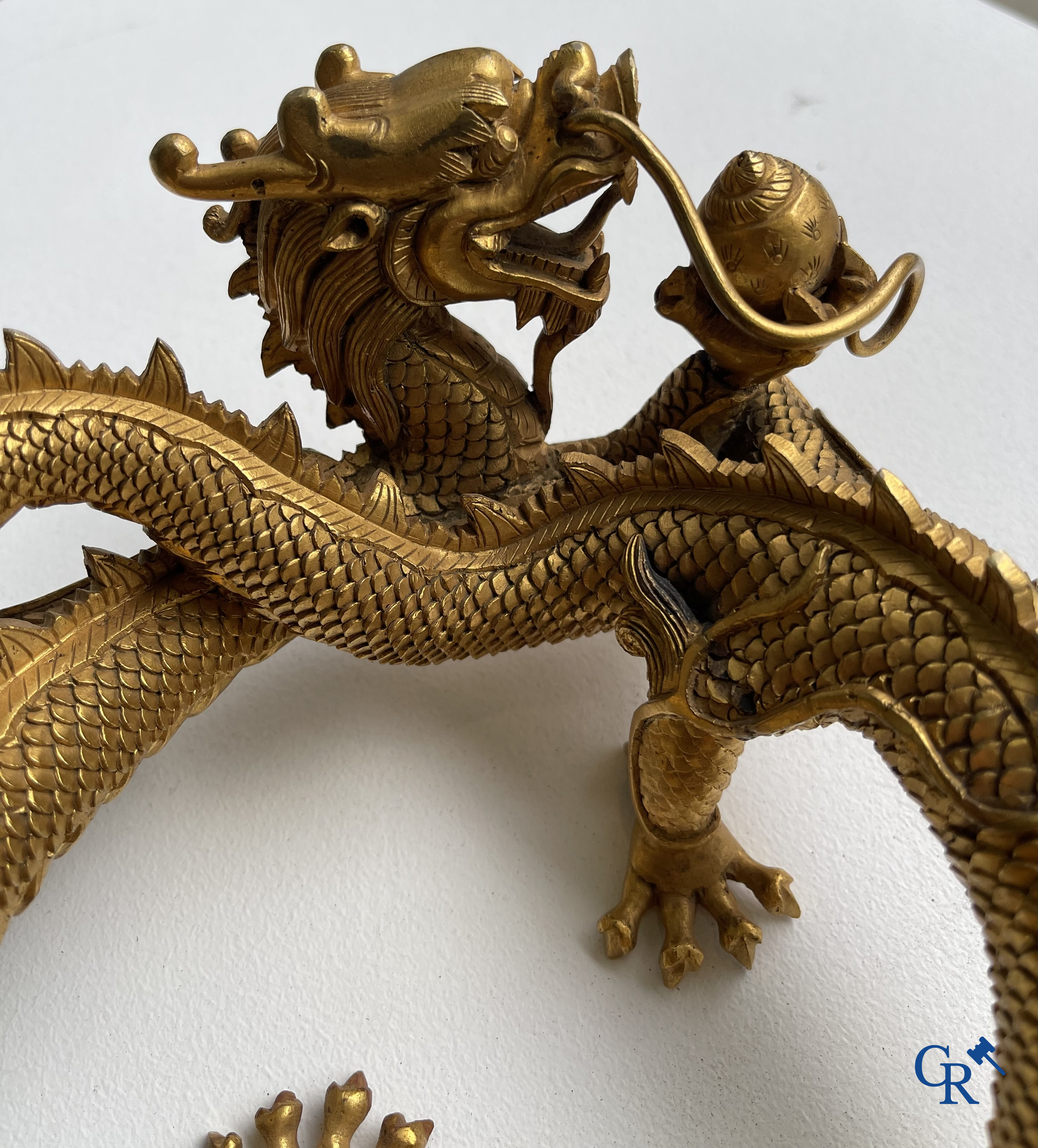 Aziatica. China. Een zeldzame Chinese drakensokkel in verguld brons. Qing Dynastie.