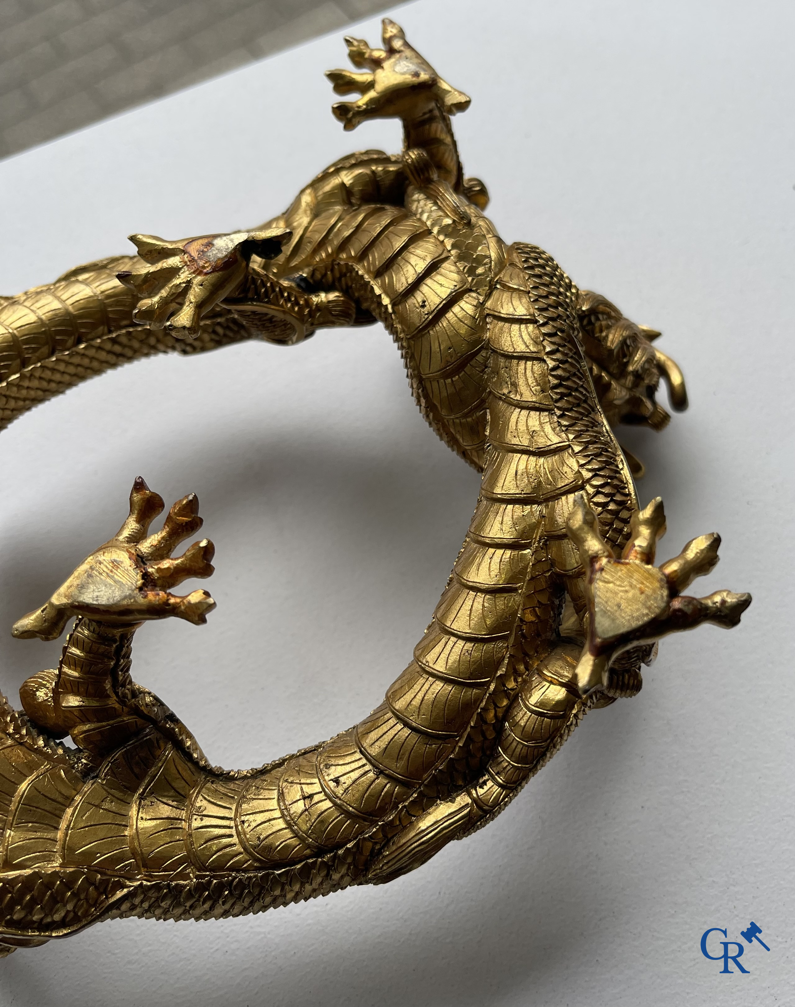 Aziatica. China. Een zeldzame Chinese drakensokkel in verguld brons. Qing Dynastie.