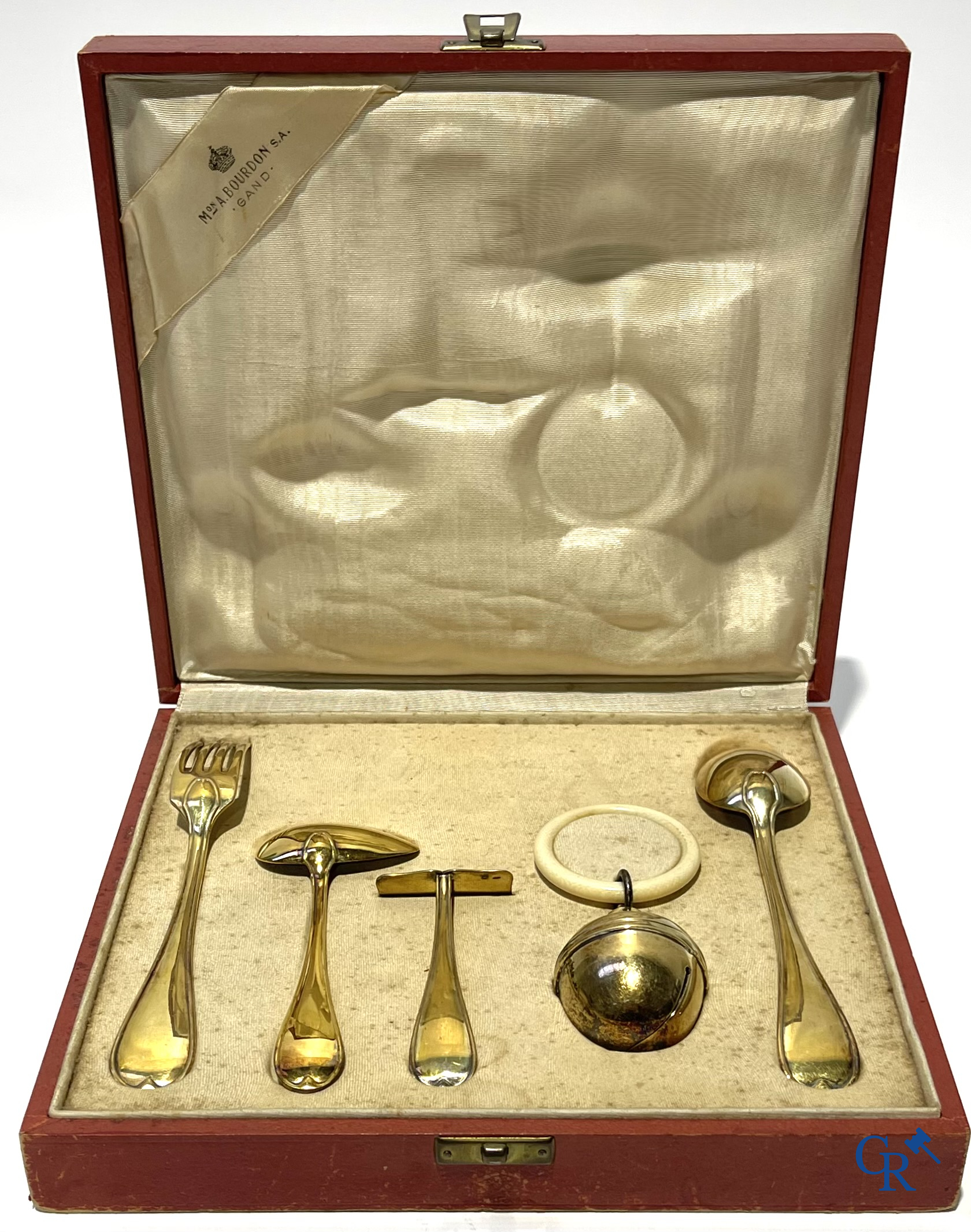 Wolfers Brussel. Geboorteset in vermeil 835°/00, de rammelaar 925°/00 en een set in zilver 835°/00. 20ste eeuw.