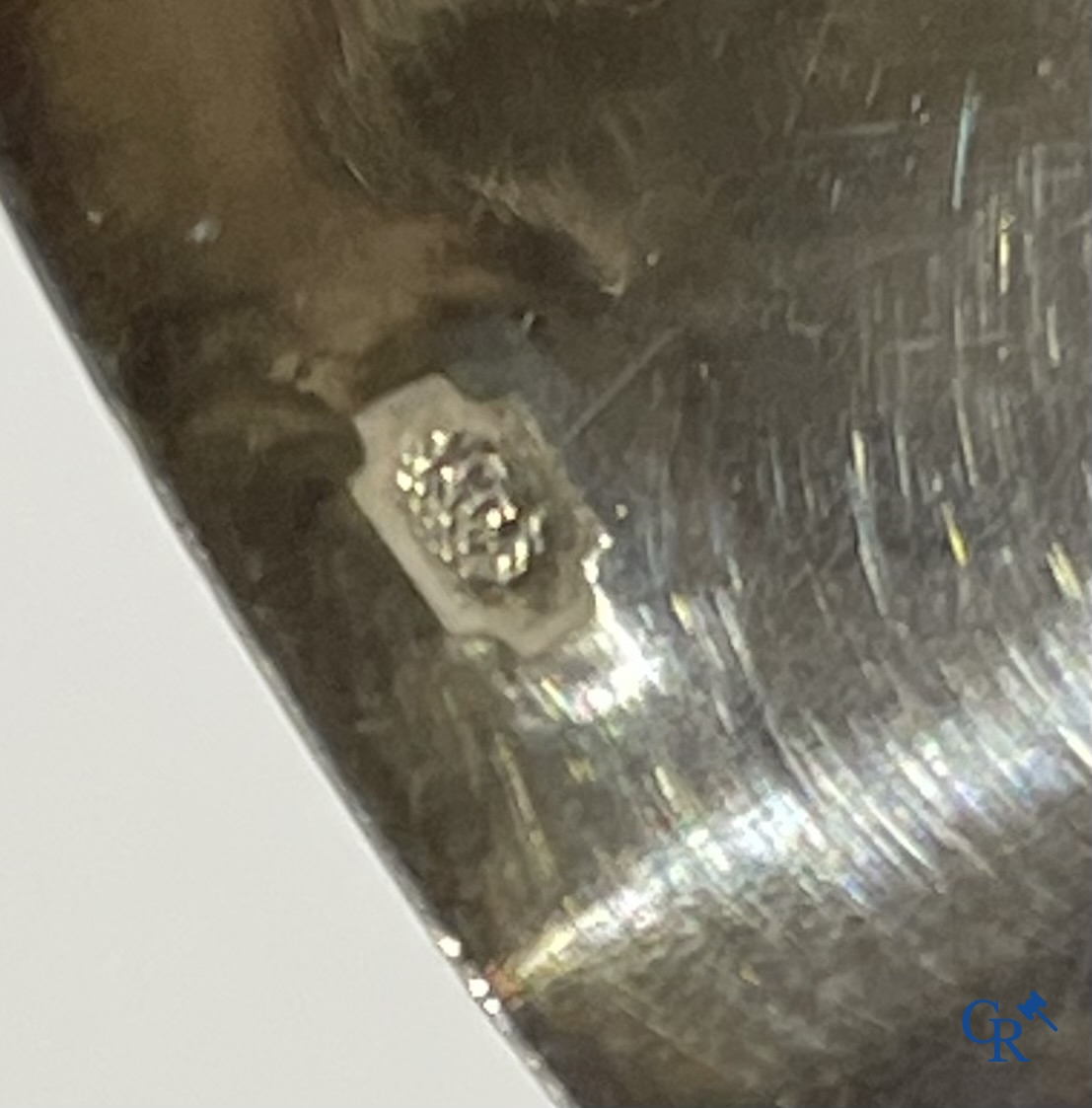 Zilveren punchlepel in de vorm van een slakkenhuis met houten steel.  Zilver 1ste gehalte. Meerdere keurmerken.