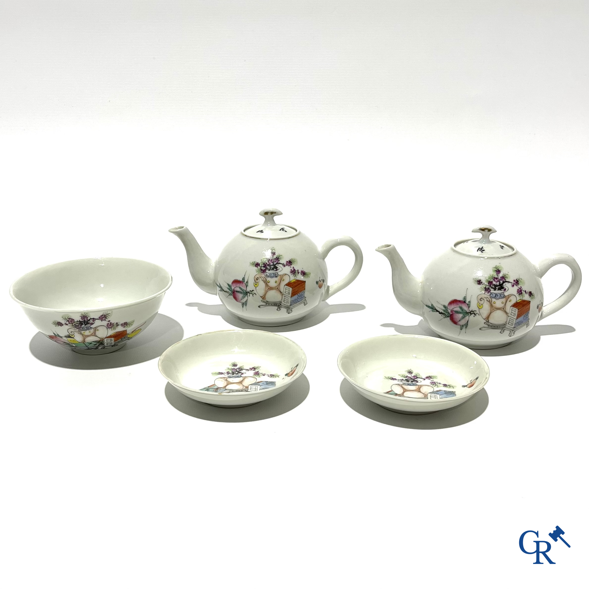 Aziatica. Chinees porselein. 2 theekannetjes, een Chinese bowl en 2 ondertassen.