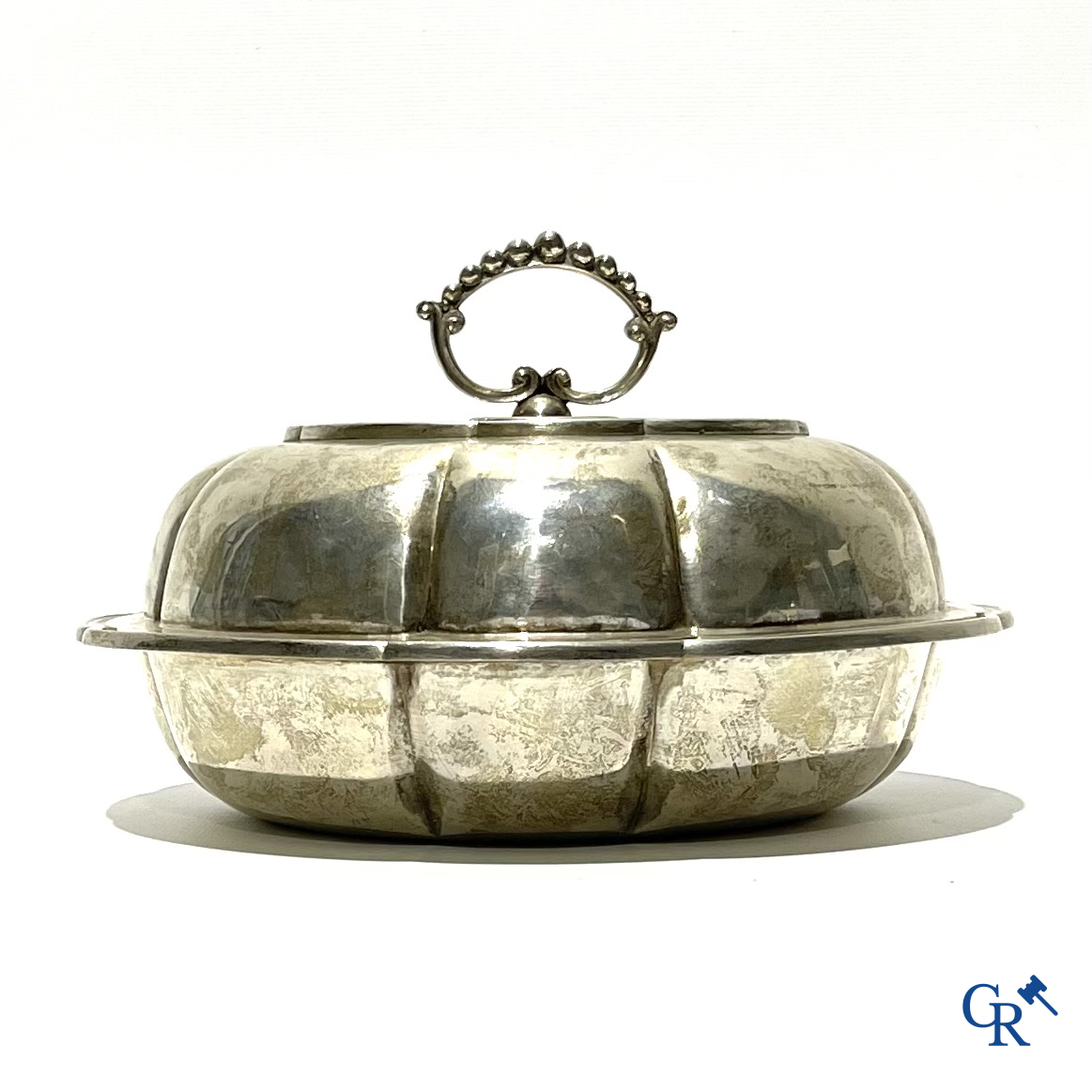 Zilver. Grote groentenschotel met gelobd deksel en opengewerkt handvat. Meerdere keurmerken. 20ste eeuw.
