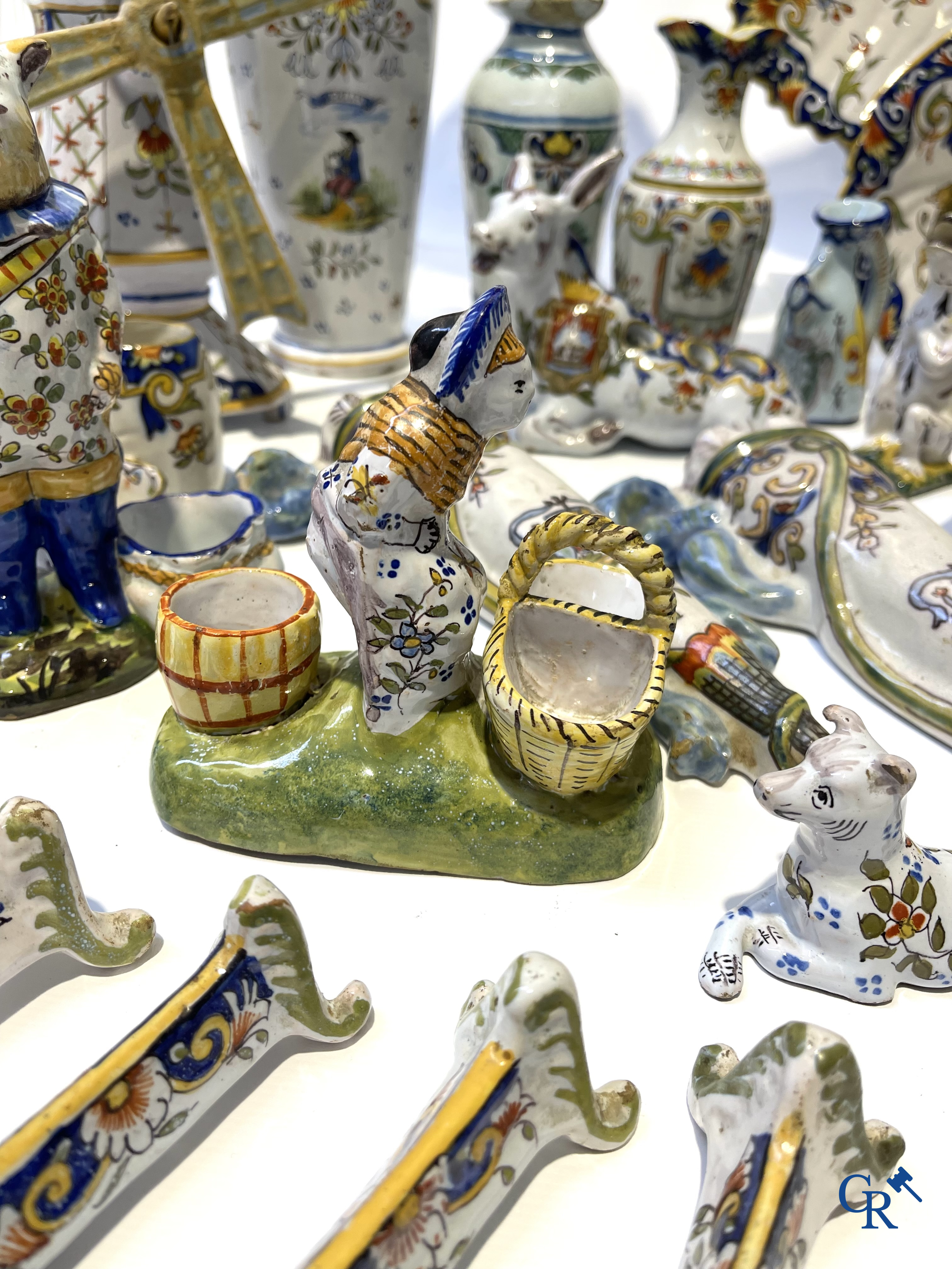 Faience van Rouen, Devres. Interessant en groot lot met diverse polychrome vormstukken. 19e eeuw.