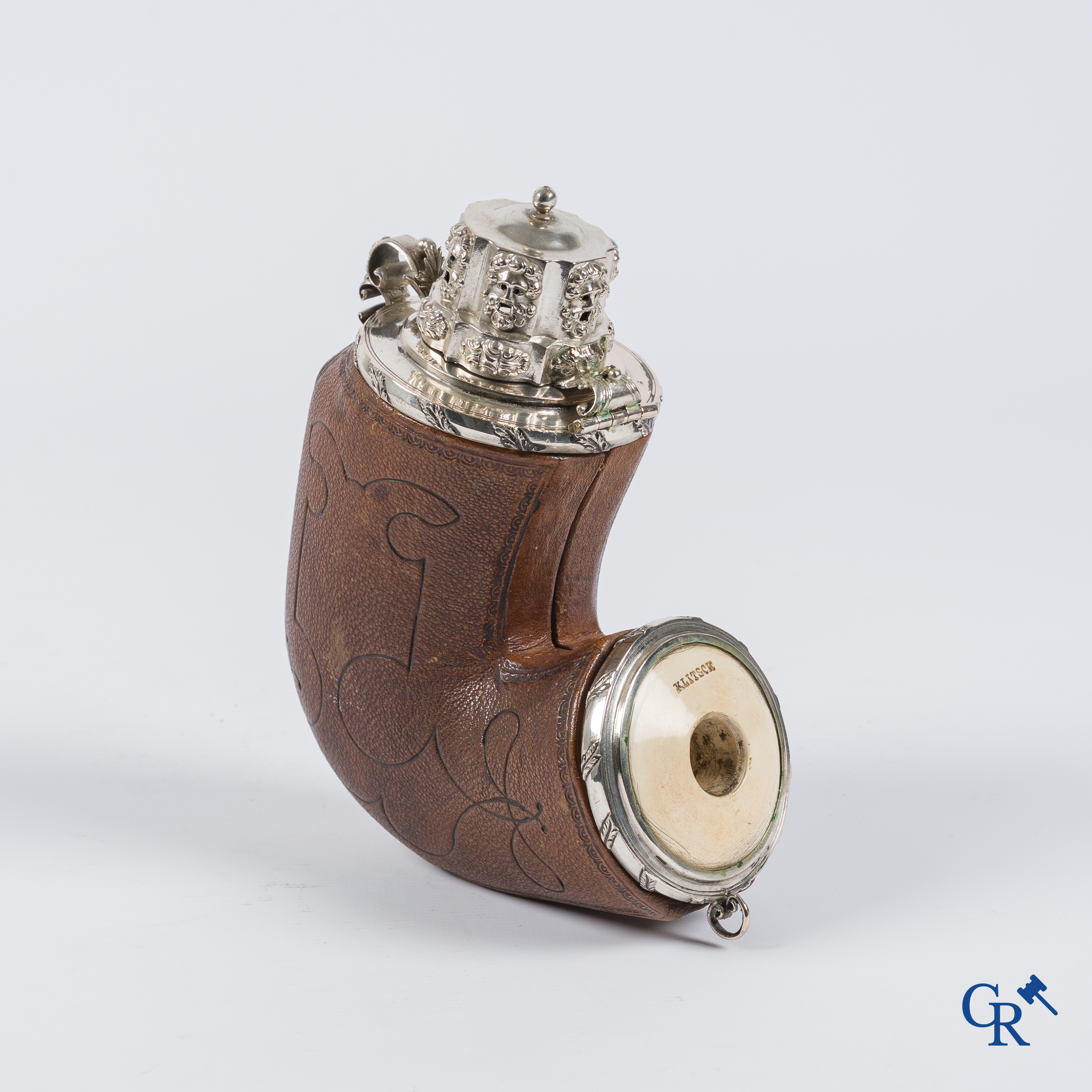 Anton Klitsch te Wenen. Uitzonderlijk grote pijp in meerschuim bewerkt met zilver. Wapenschild met opschrift. 19e.