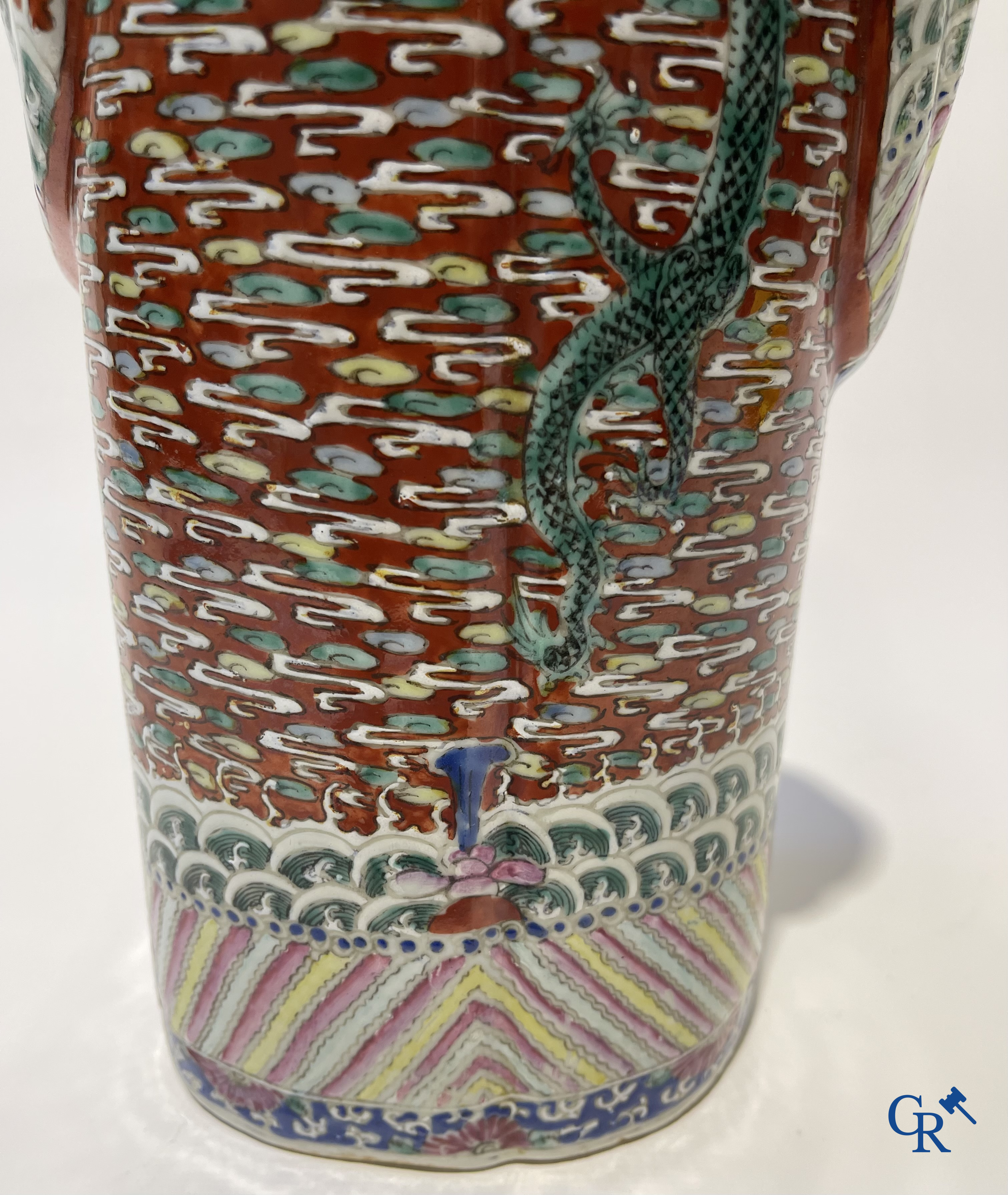 Aziatica. Een Chinese wijsheer in famille rose porselein op een houten sokkel. Gemerkt. 19de eeuw.