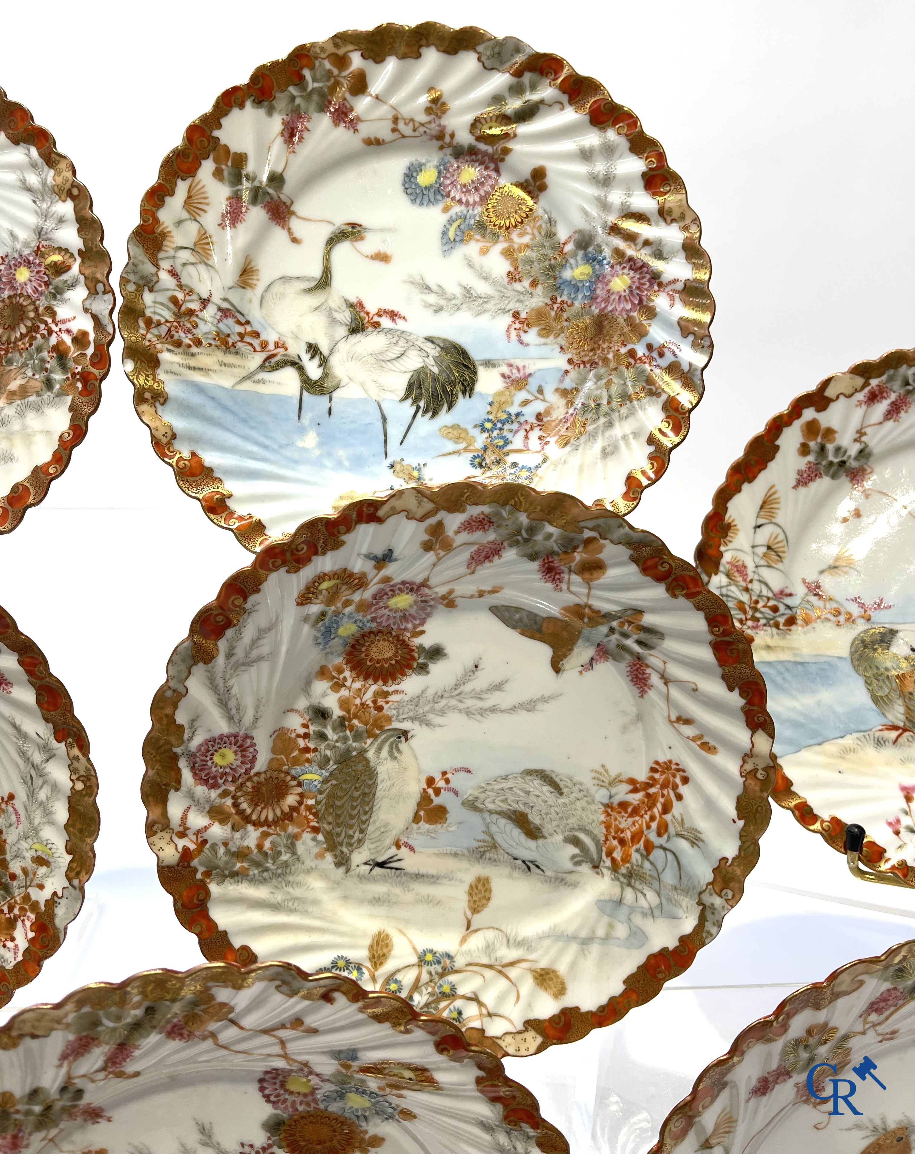 Een mooi lot brocante waaronder een Japans Kutani-porselein servies, een vaas in Val Saint Lambert en een jardinière.