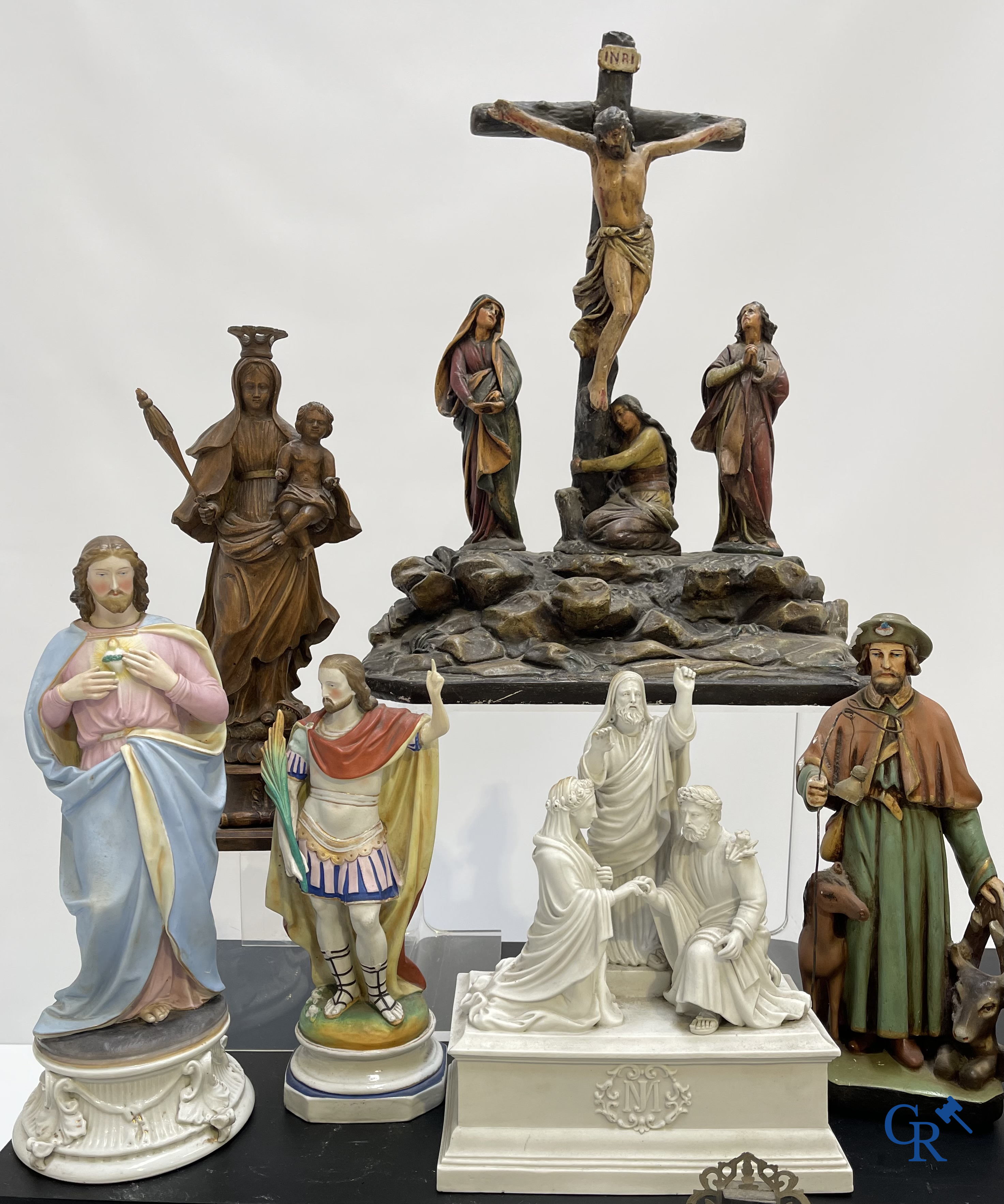 Religieuze objecten. Een groot lot heiligenbeelden in biscuit, hout, faience en plaaster.