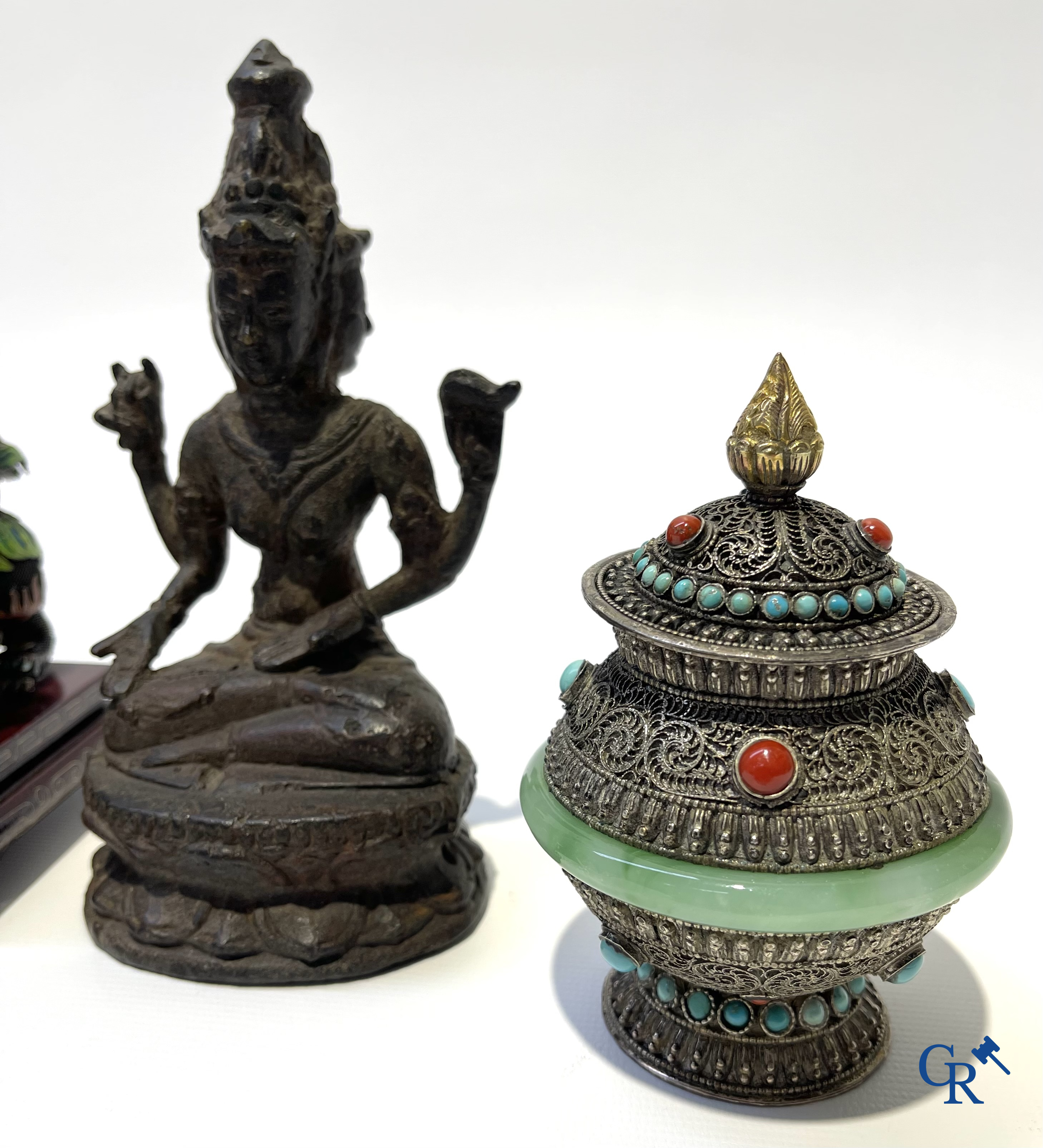 Aziatica. Een zilver, jade en filigraan dekselpot, 2 geëmailleerde filigraan Fo-honden en een bronzen boeddha.