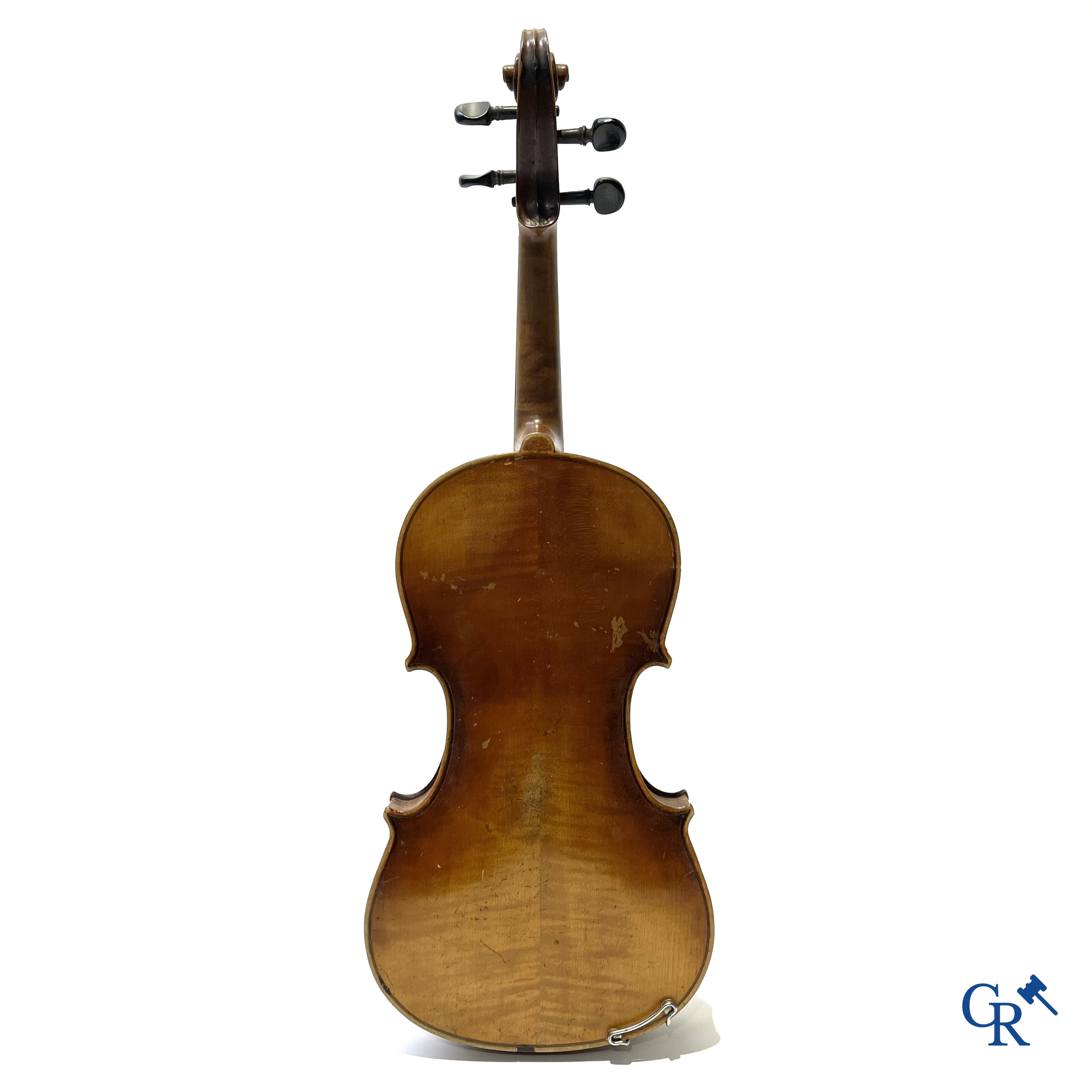 Antieke viool met strijkstok in opbergkoffer.