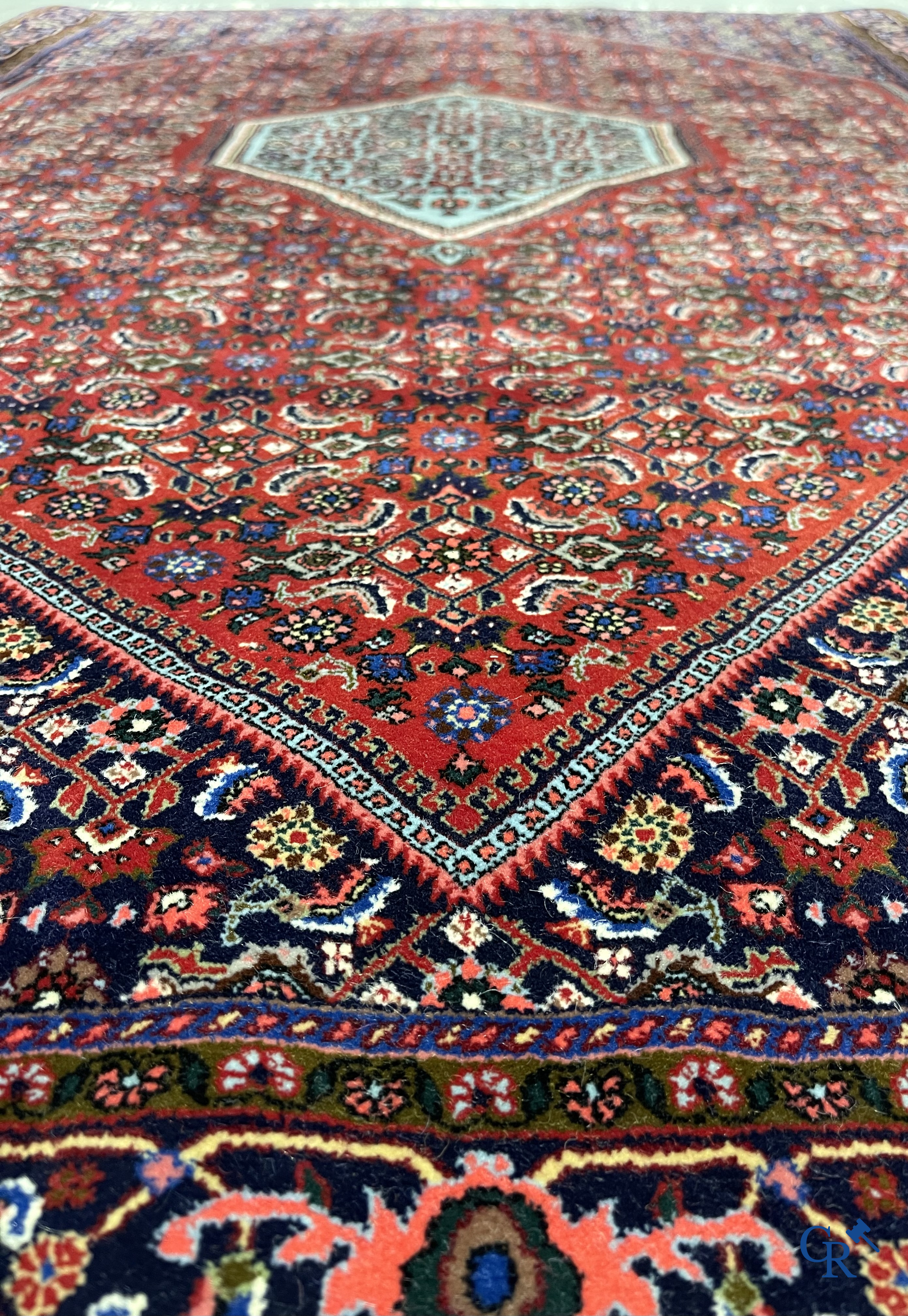 Oosterse tapijten. 2 handgeknoopte tapijten in wol.