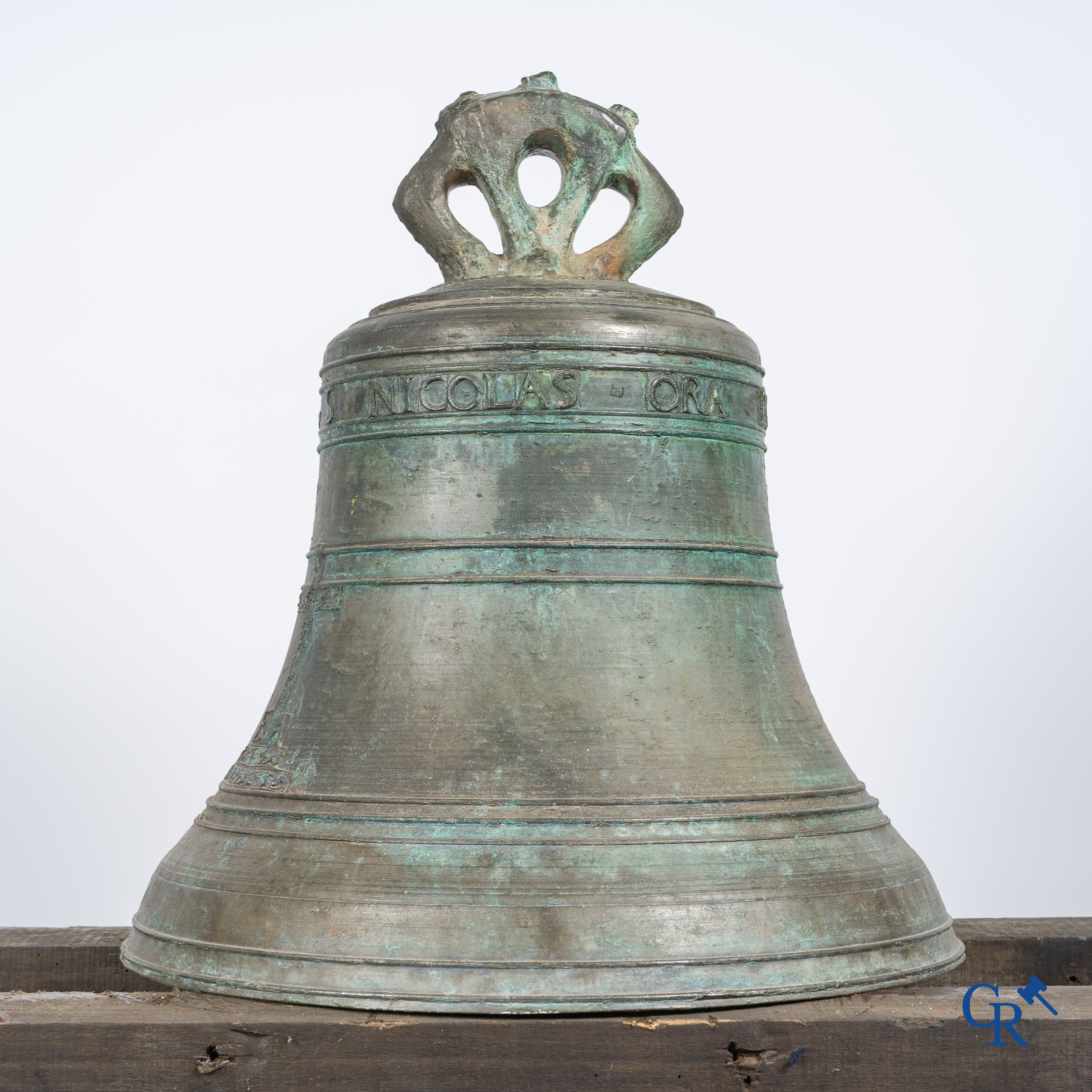 Religieuze objecten. Grote antieke kerk kroonklok of bel in brons met inscriptieband. Gedateerd 1650.