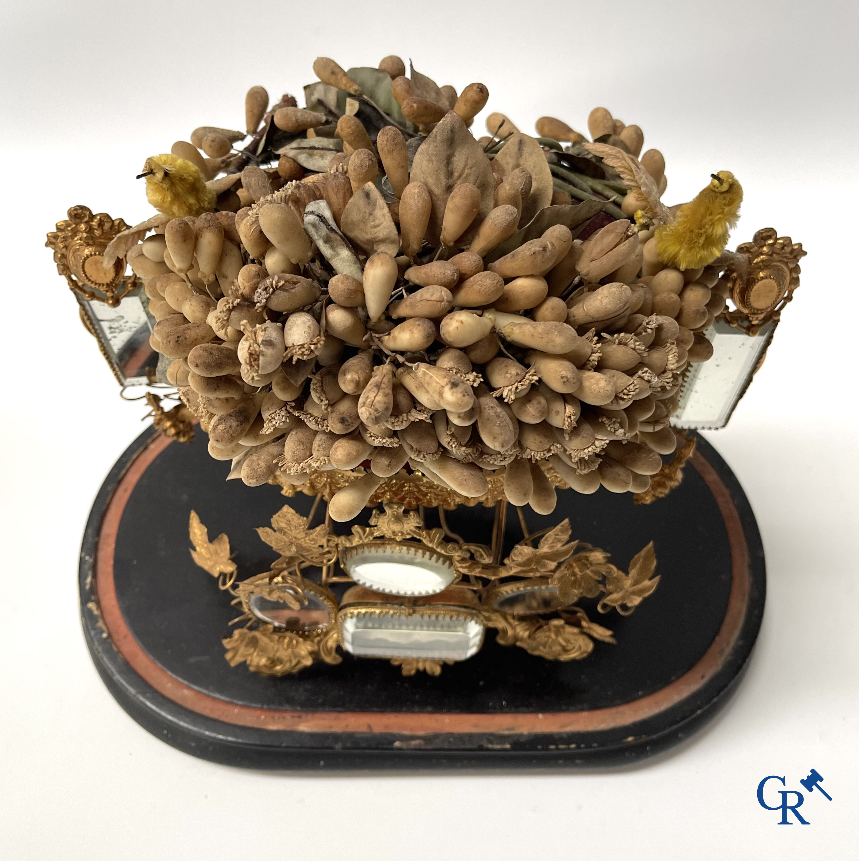 Prachtige globe met bruidsboeket en ingewerkte juwelendoos. Spiegels en vergulde messing. Circa 1900.