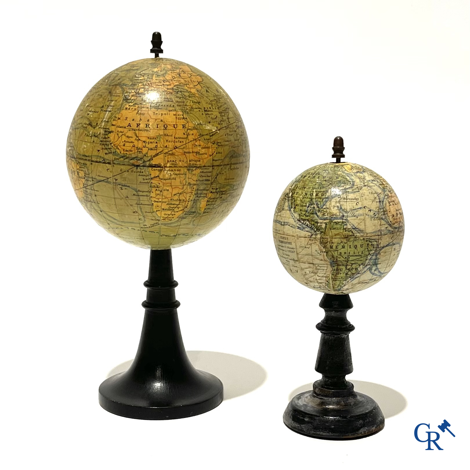 2 Miniatuur wereldbollen, globe terrestre par J. Forest Paris.