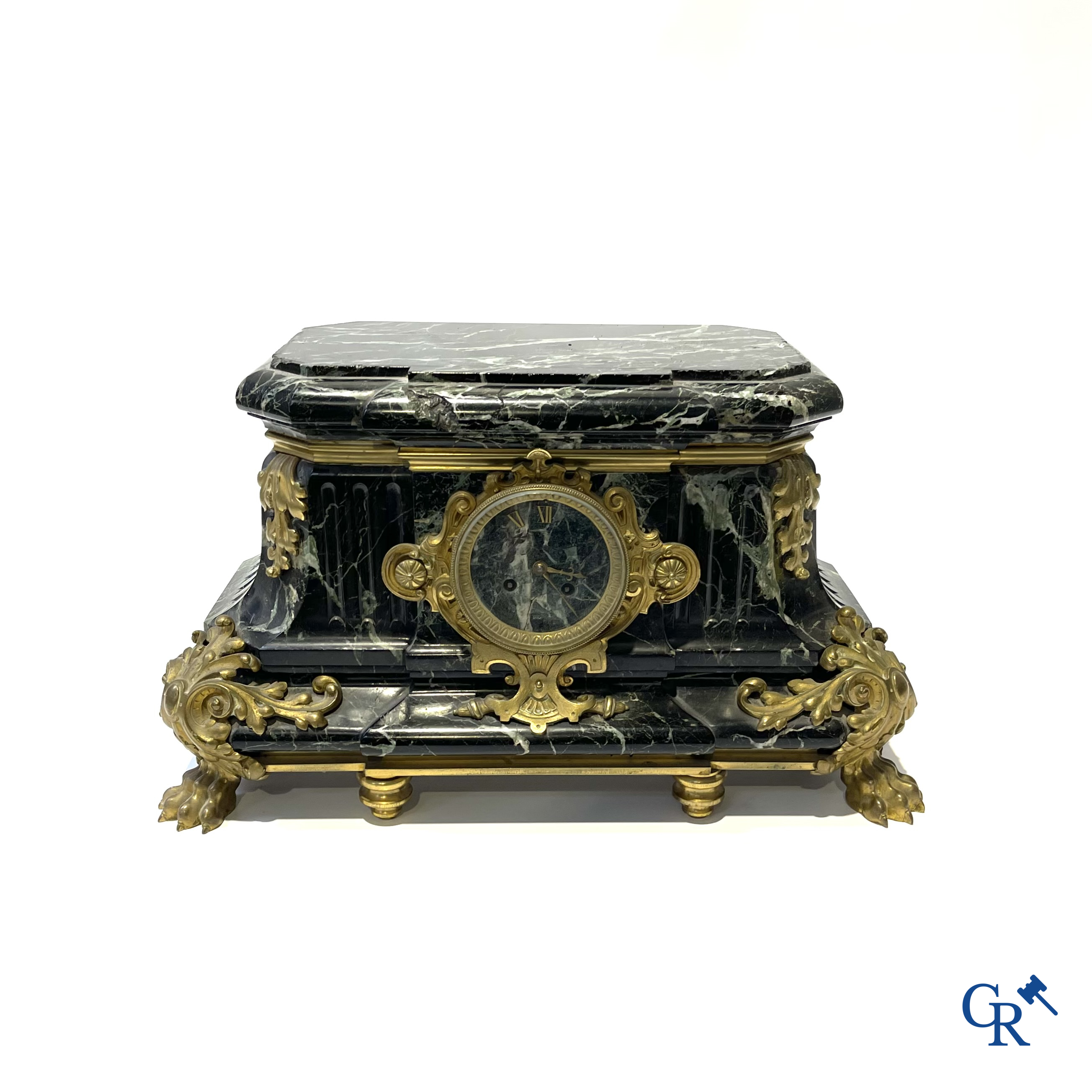 Susse Frères à Paris. Imposante schouwklok in groen geaderde marmer en rijkelijk vergulde bronzen. Napoleon III-periode.