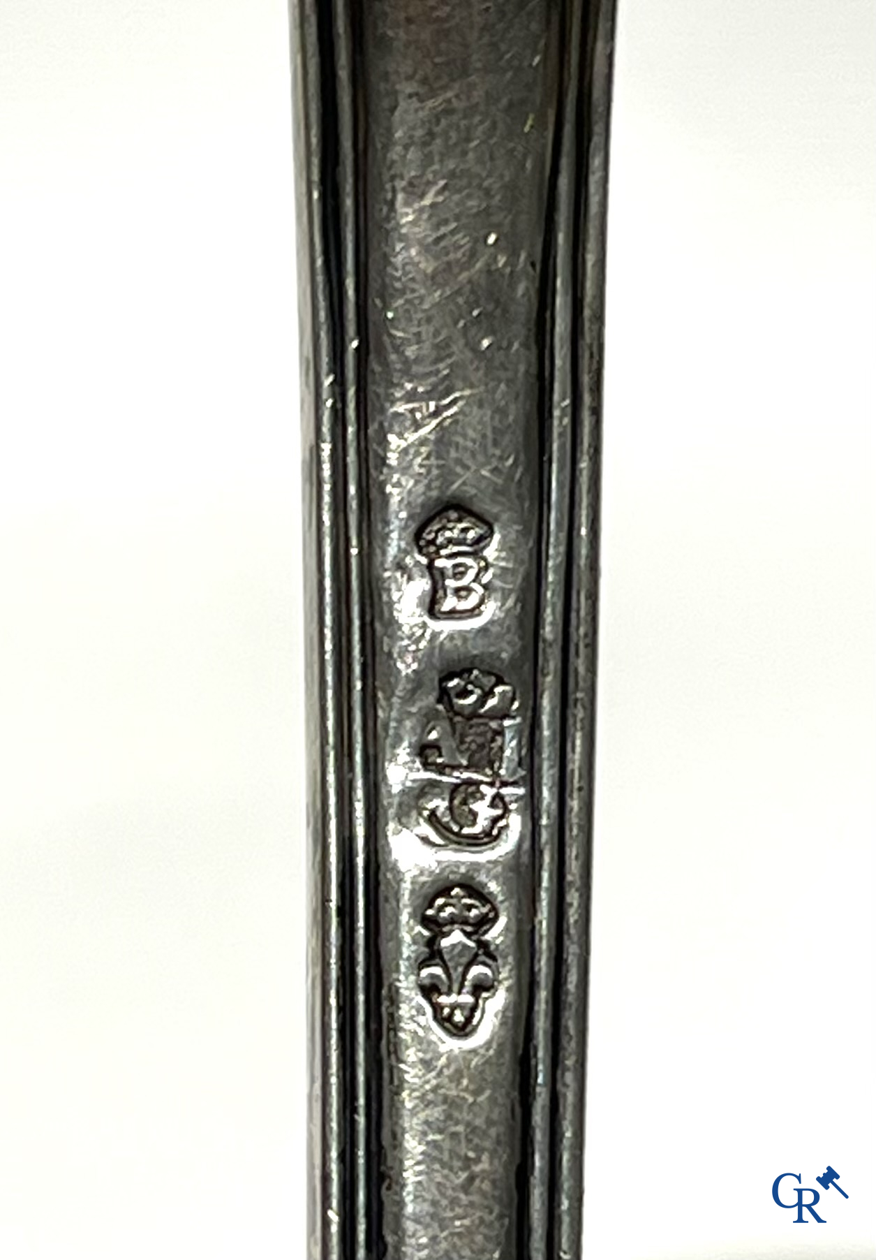 Frankrijk 18e eeuw. Grote zilveren pollepel. Keurmerken gekroonde B, gekroonde fleur de lys en keurmerk zilversmid AIG.