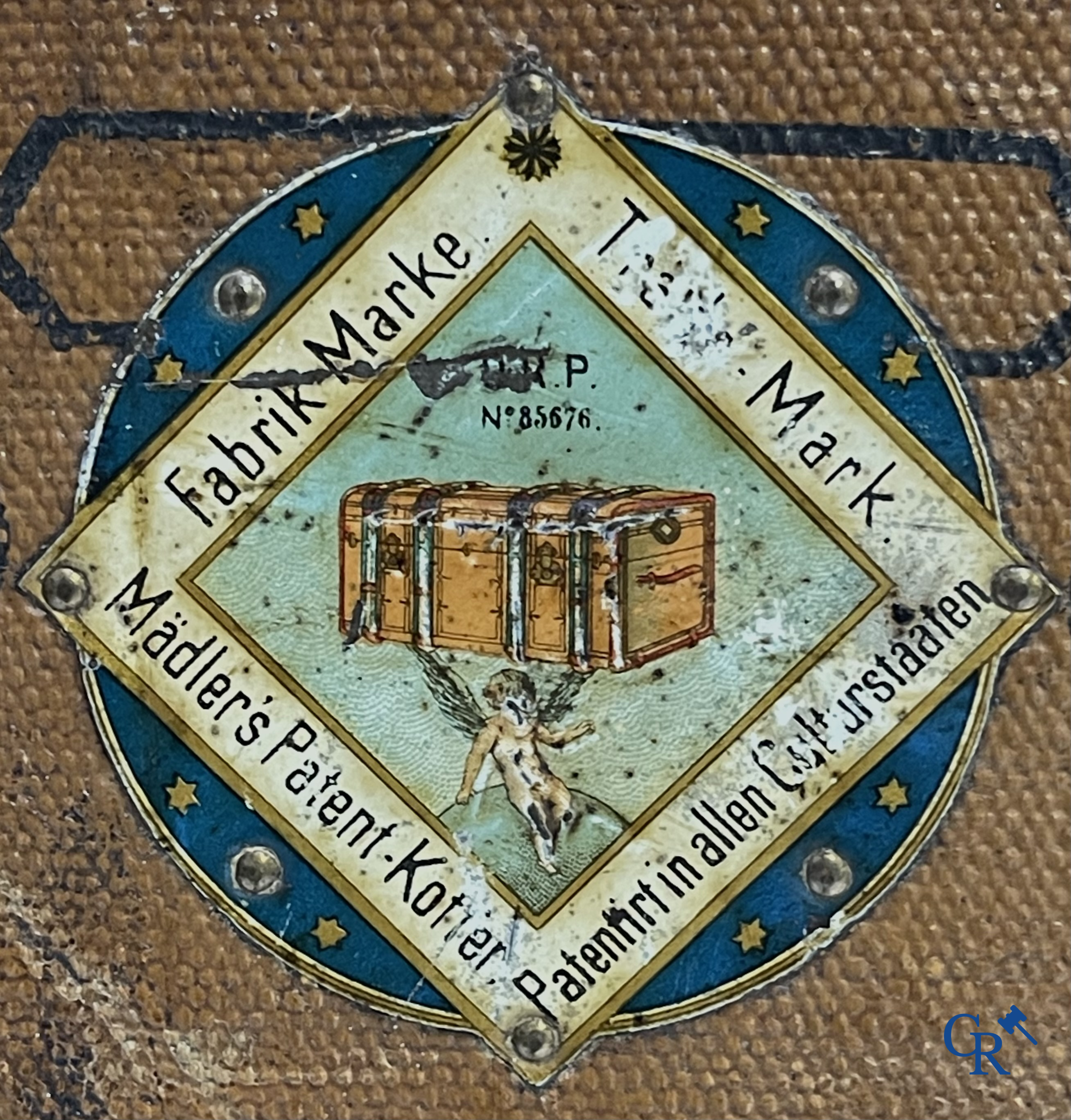 Antieke koffer. Buitengewone grote reiskoffer met dressing. Meerdere schuiven en opbergvakken. Circa 1900.