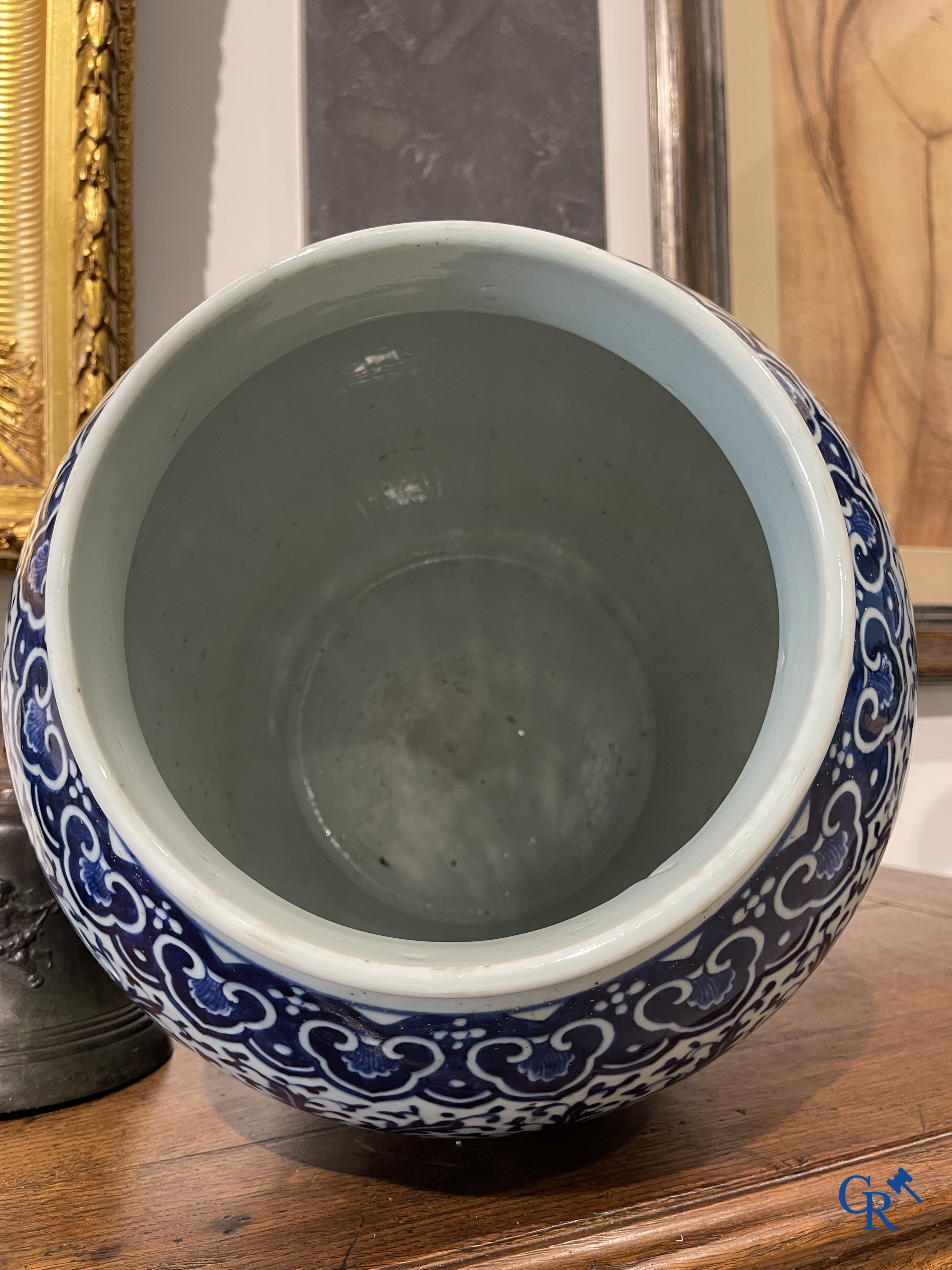 Asian Art. Chinese porcelain. A massive Chinese blue and white baluster vase and lid with lotus roll decor. 19th century.
