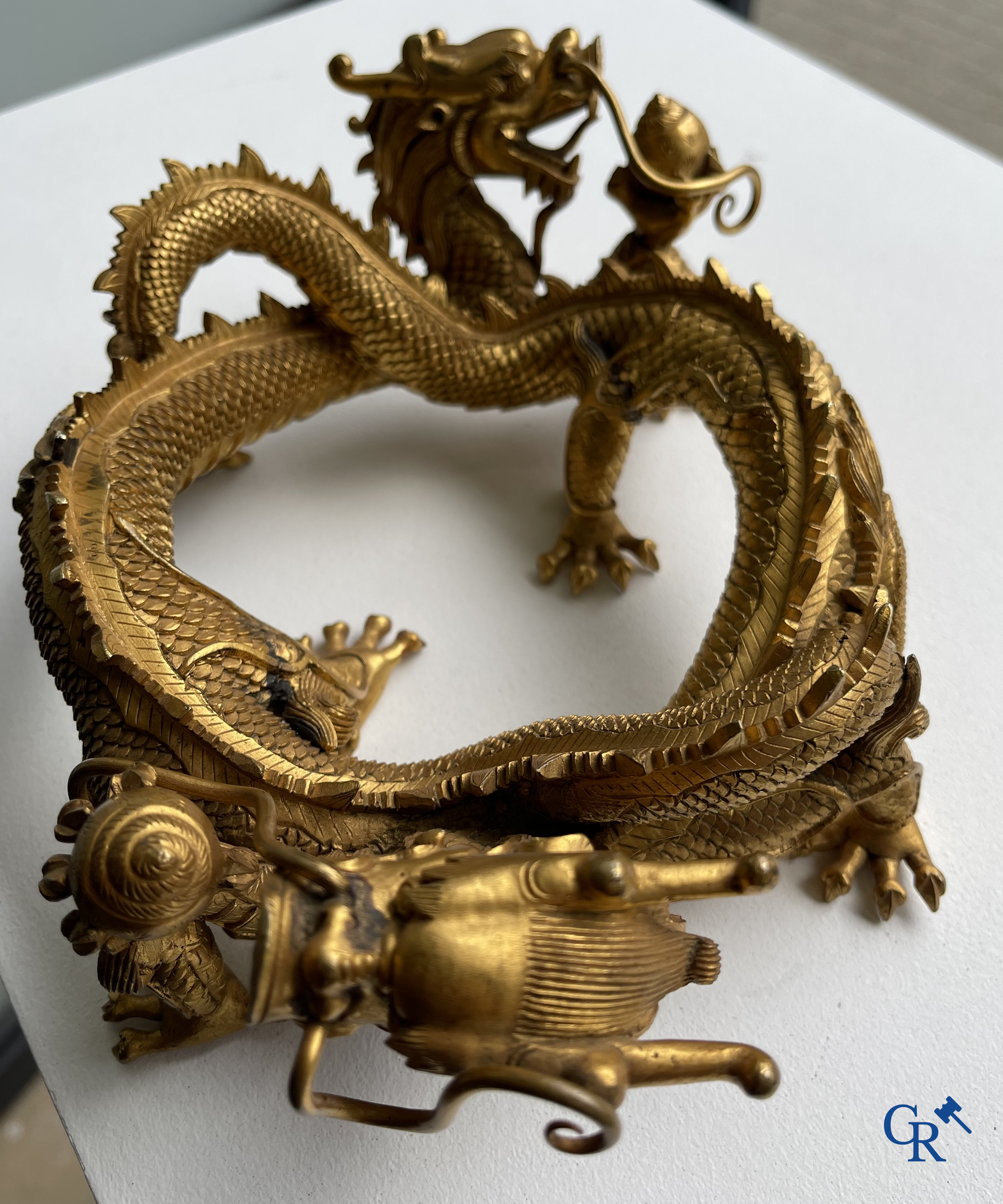 Aziatica. China. Een zeldzame Chinese drakensokkel in verguld brons. Qing Dynastie.