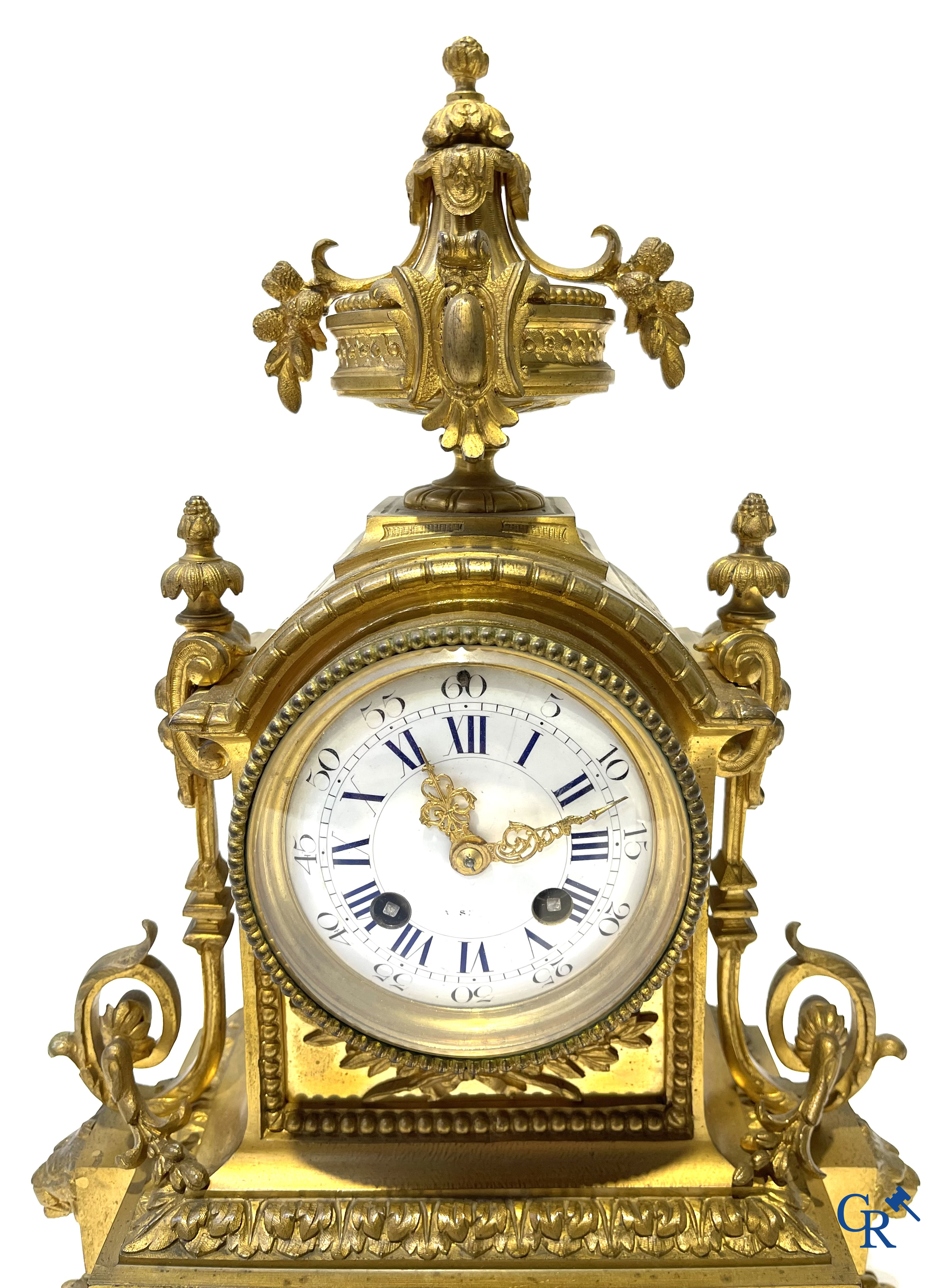 Een 3-delig klokstel in verguld brons. LXVI-stijl. Circa 1900.