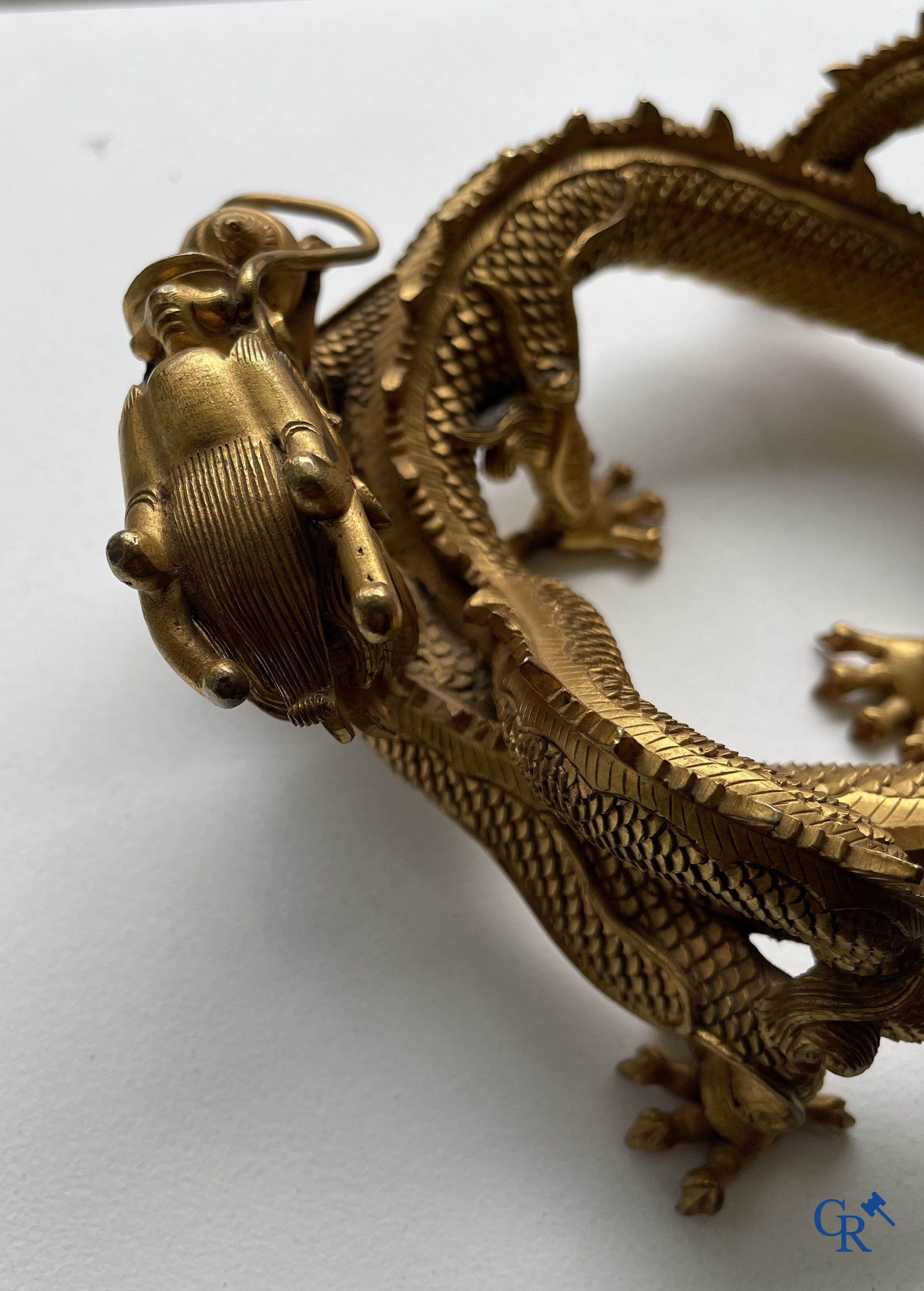 Aziatica. China. Een zeldzame Chinese drakensokkel in verguld brons. Qing Dynastie.