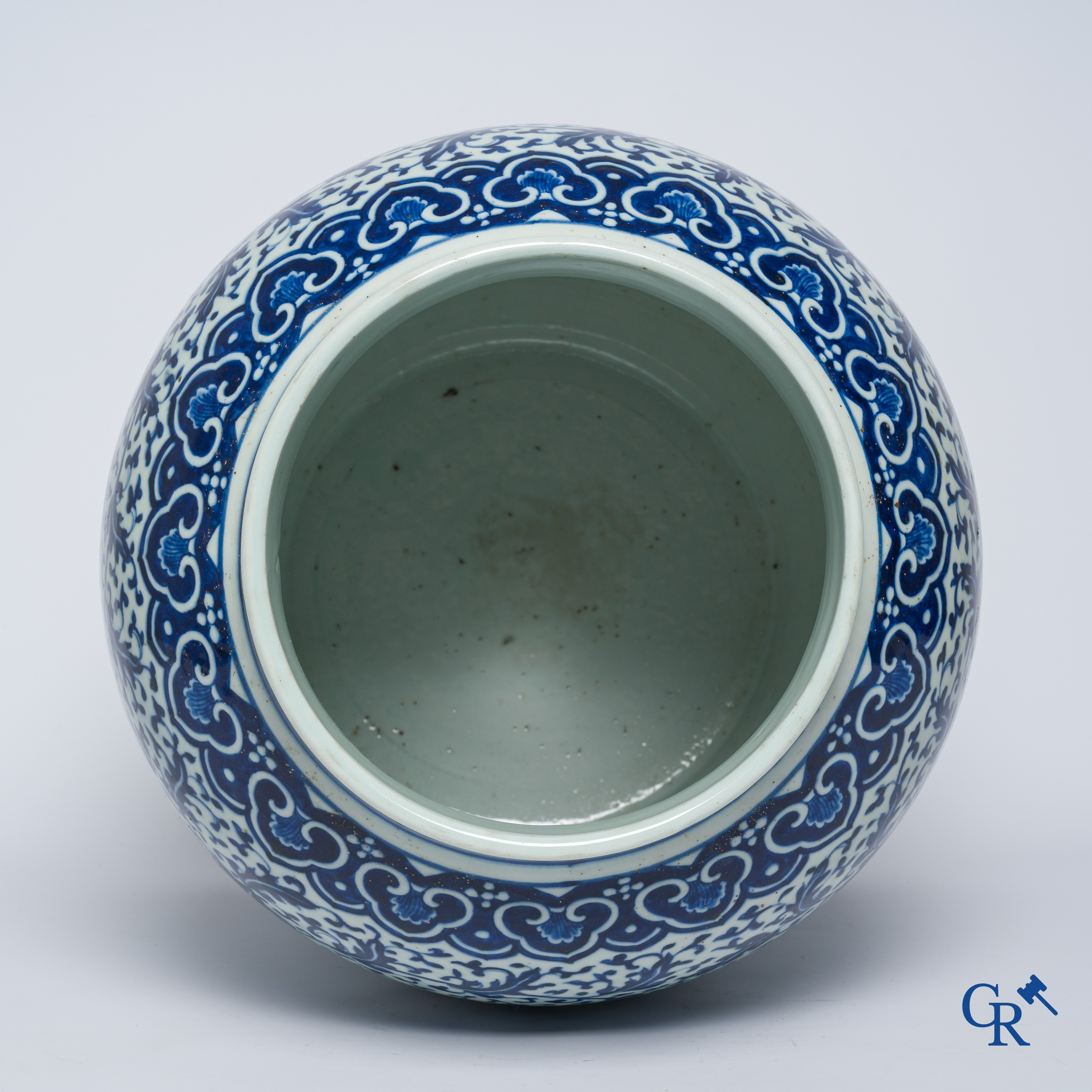 Asian Art. Chinese porcelain. A massive Chinese blue and white baluster vase and lid with lotus roll decor. 19th century.