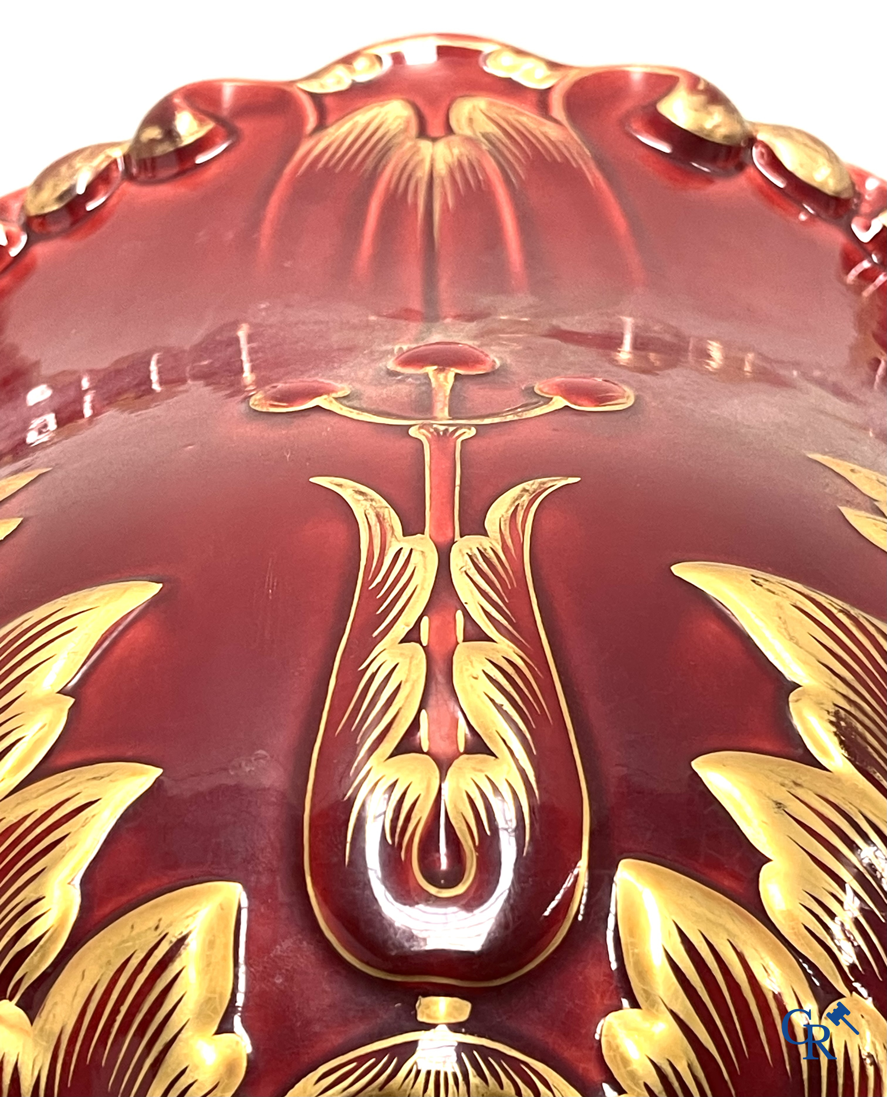 Art Nouveau, Sarreguemines. Een cache pot in geëmailleerde faience of barbotine op bijhorende staander. Circa 1910.