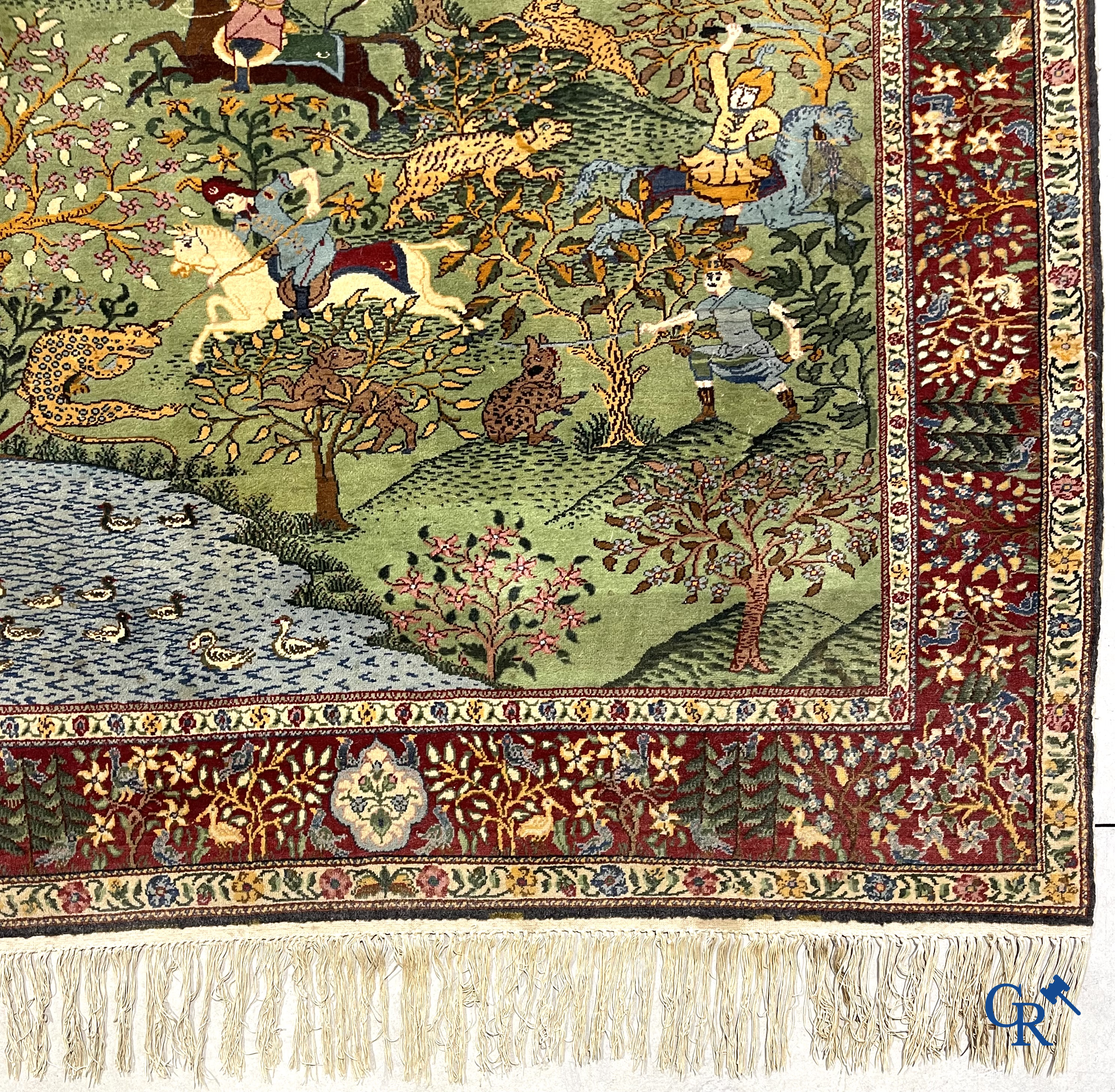 Oosterse tapijten. Ghoum. Een groot handgeknoopt tapijt met jachttaferelen.