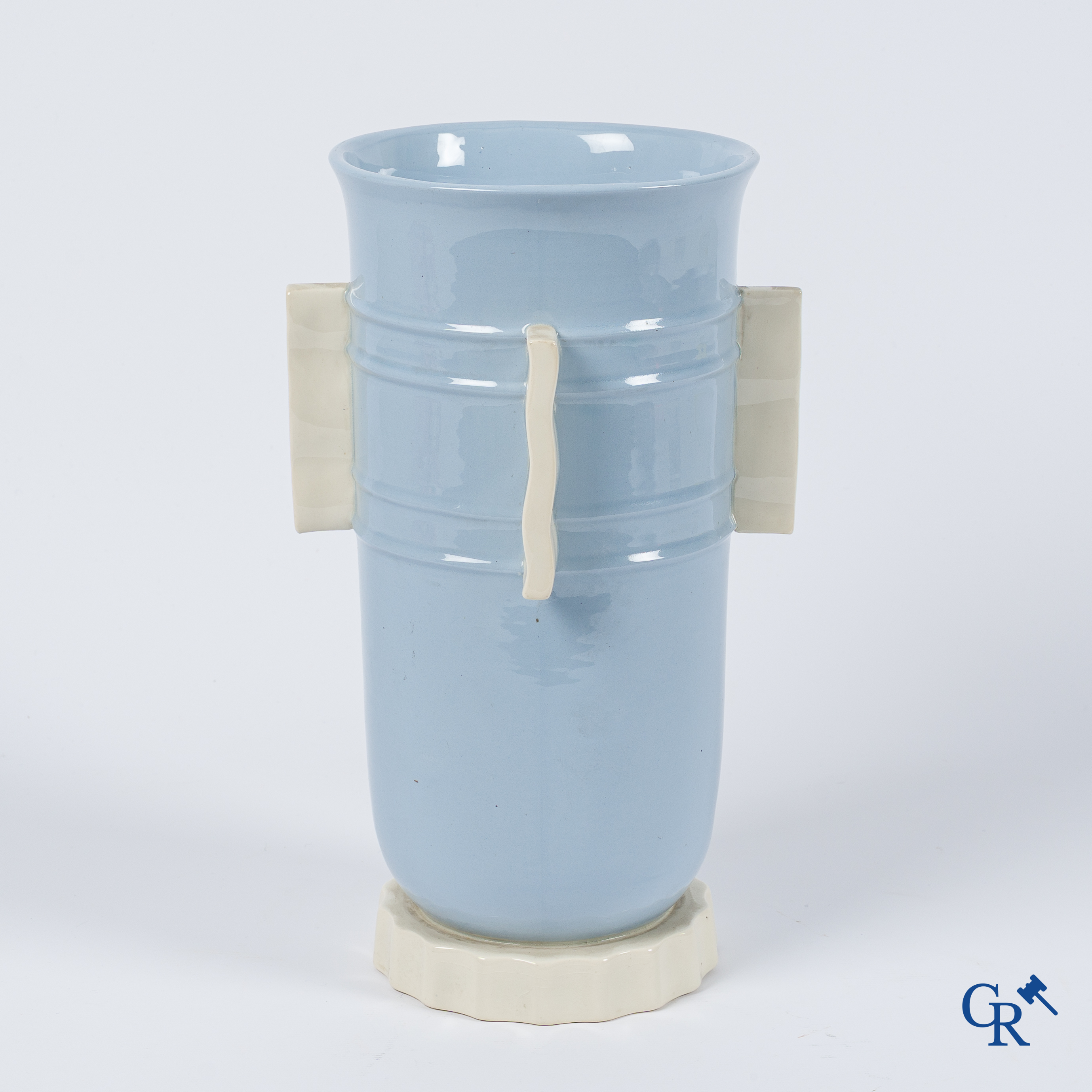 Art Deco. Boch La Louvière, Keramis. Charles Catteau. Art deco vaas, draagt het nummer 1350.