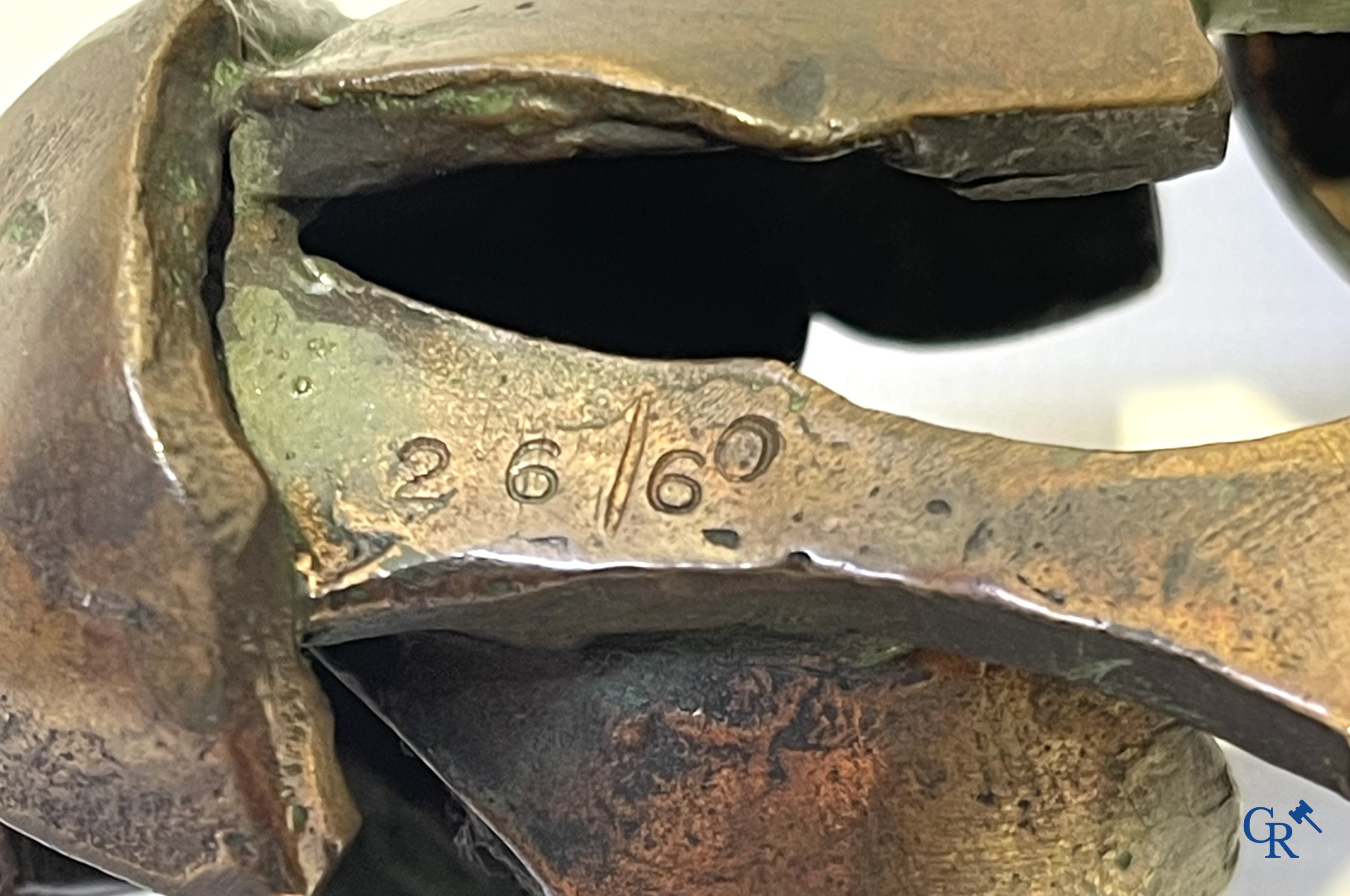 Rik Poot (1924-2007) Zittend paard. Een model van een zittend paard in brons. Gesigneerd Rik Poot en genummerd 26/60.