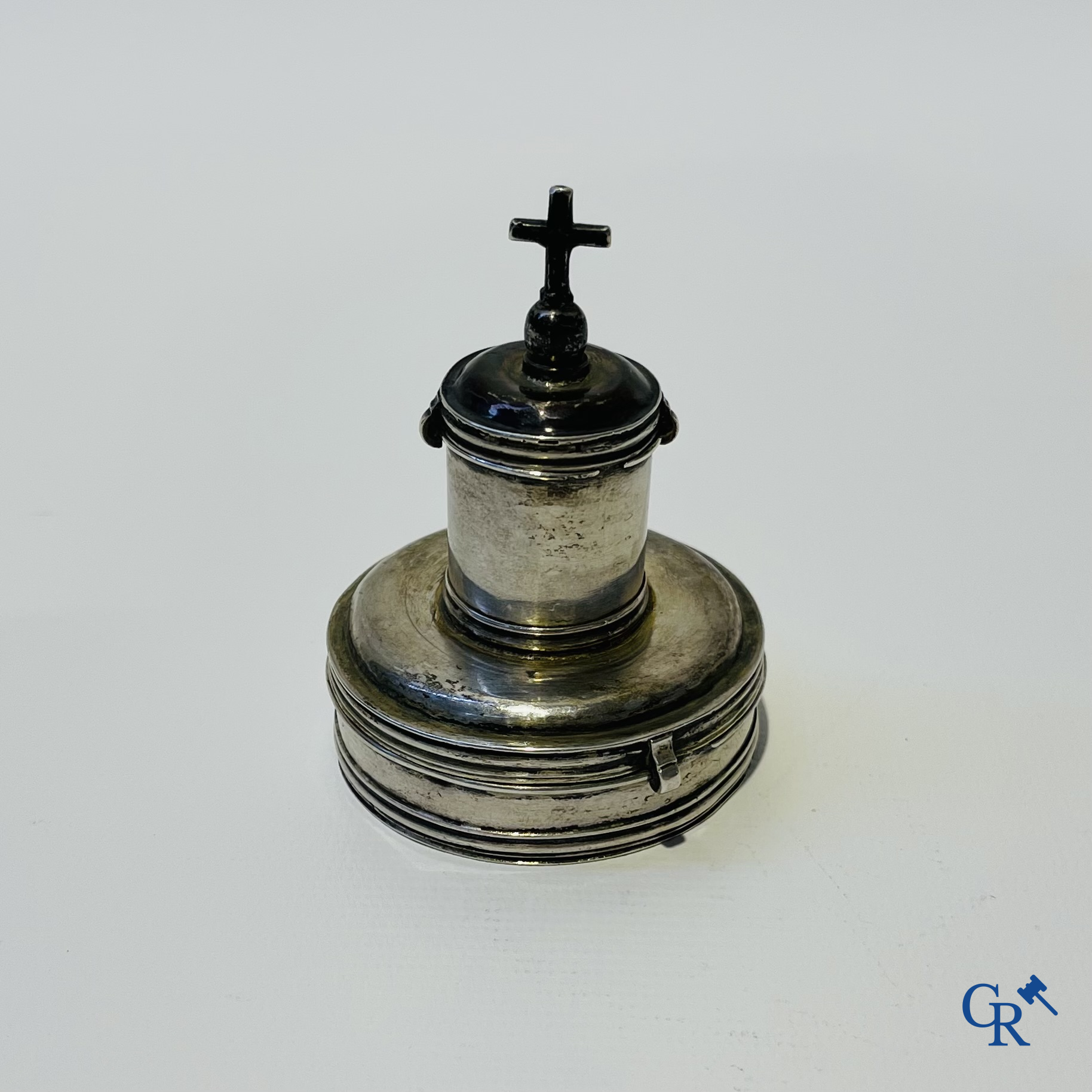 Religieuze objecten. Zilveren chrismatorium met pyxis. Antwerpen 17e eeuw.