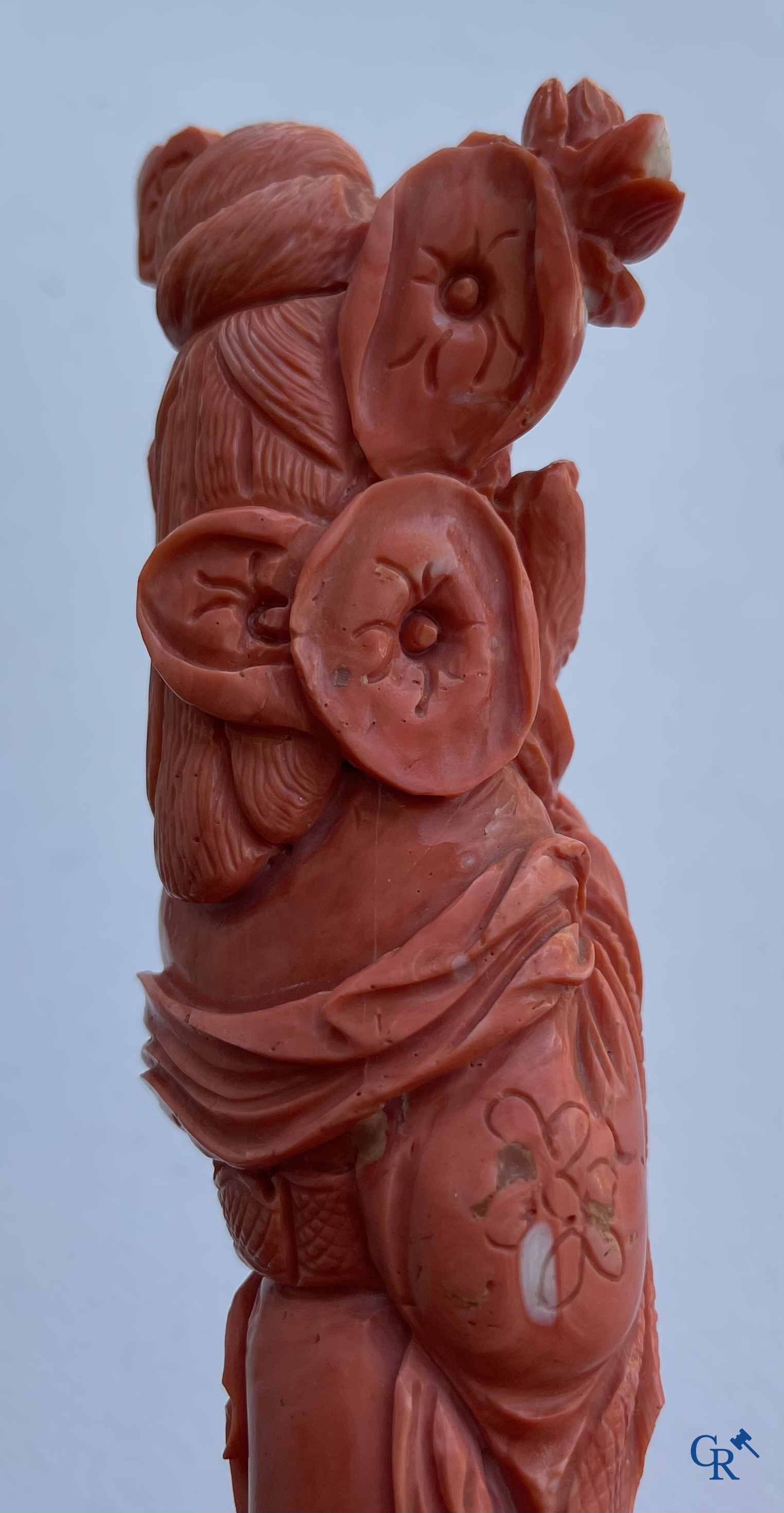 Aziatica, China. Een rode koraal figuur van een Chinese dame op houten sokkel.