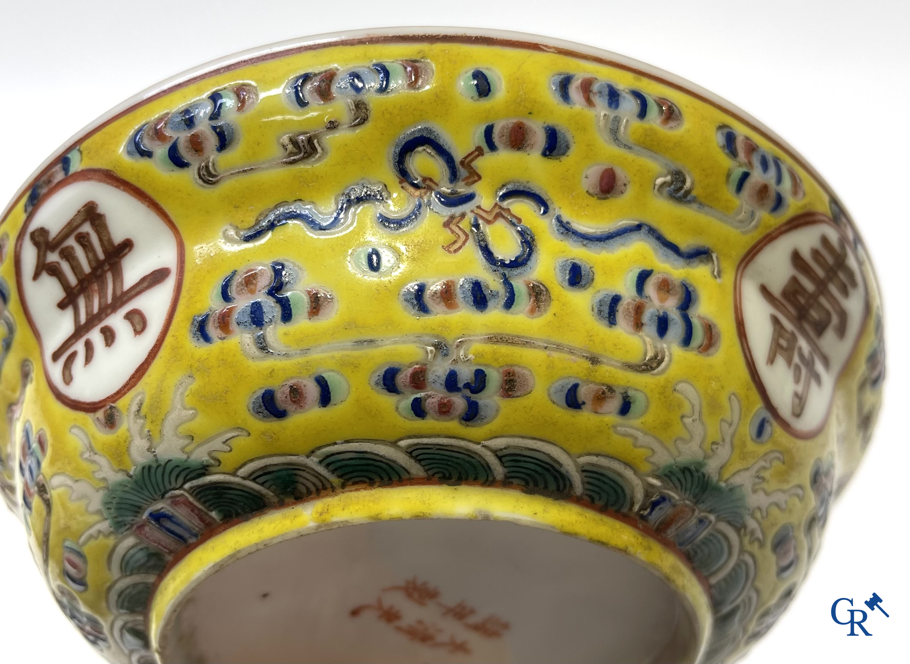 Aziatica. China. Een kavel met Canton porselein, een theepot en famille rose porselein met gele ondergrond.