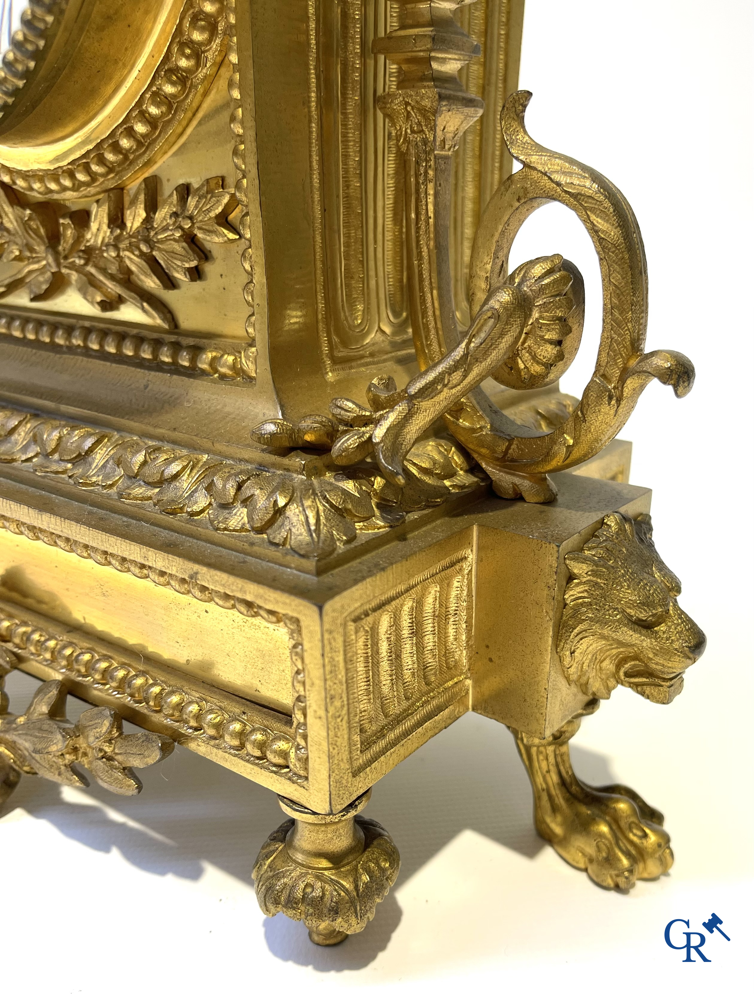 Een 3-delig klokstel in verguld brons. LXVI-stijl. Circa 1900.