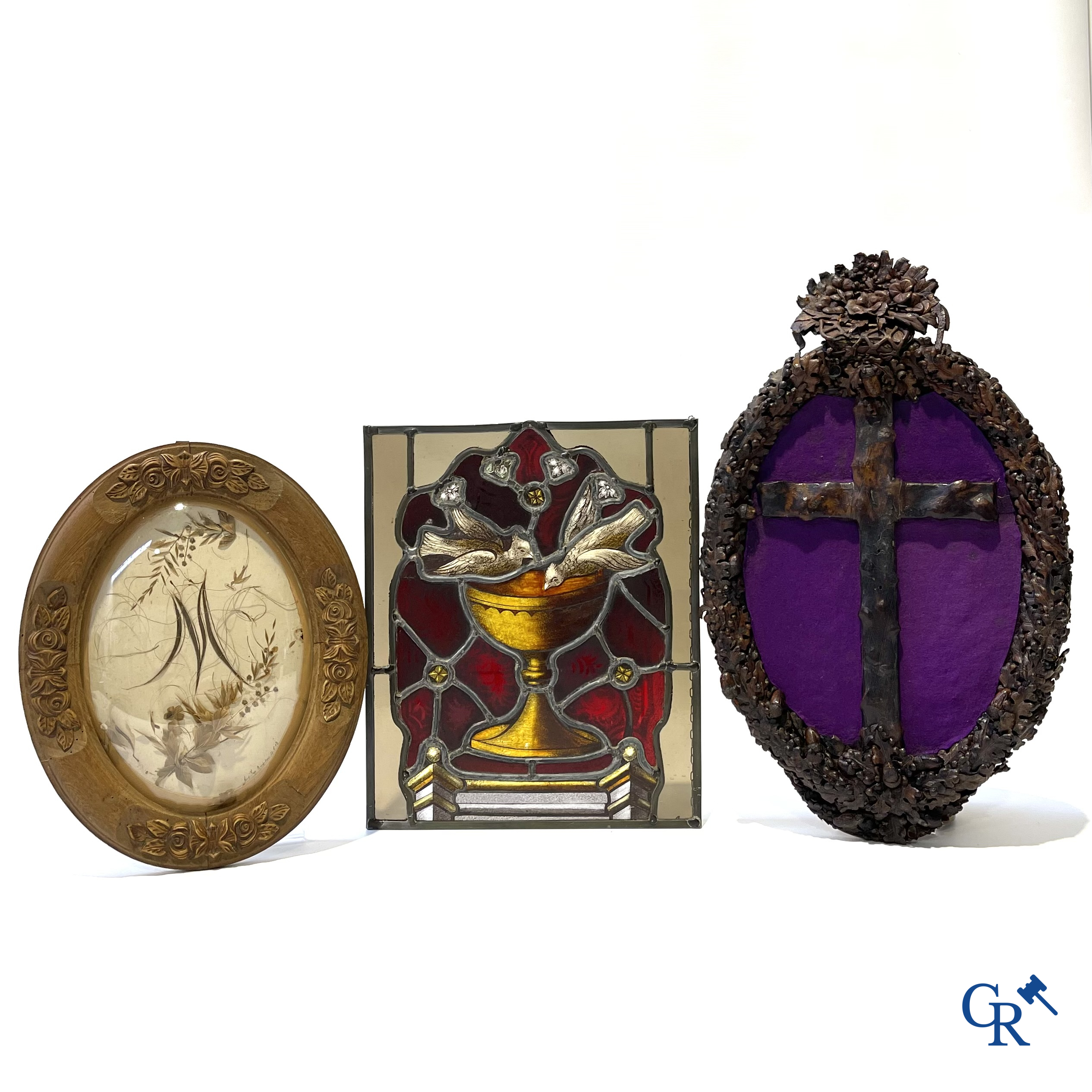 Religieuze objecten. Glas in loodraam met brandglas, kader met kruis in bewerkt leder, ovale kader als souvenir.