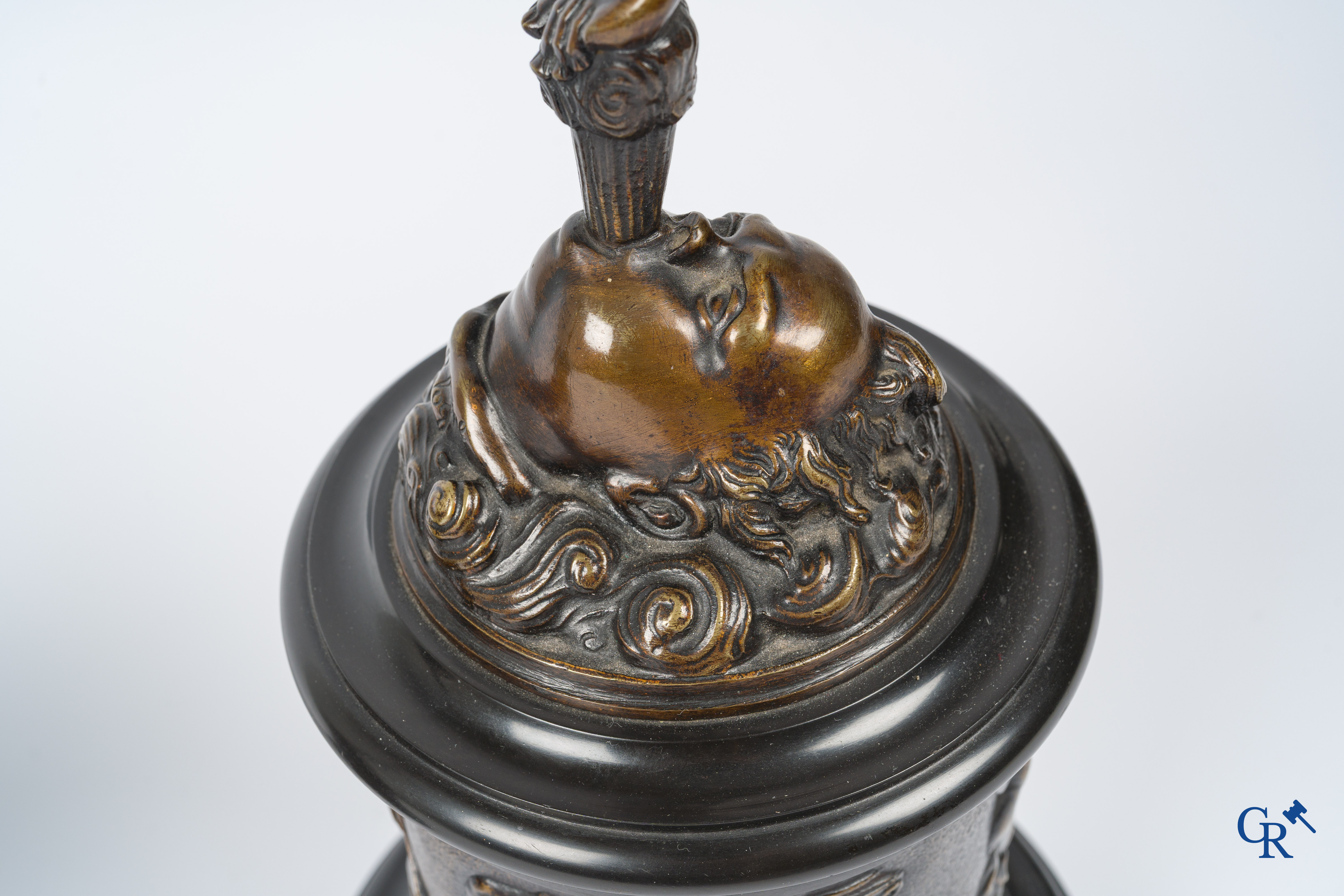 Een paar imposante bronzen beelden in de antieke stijl naar een model van Jean De Bologne.