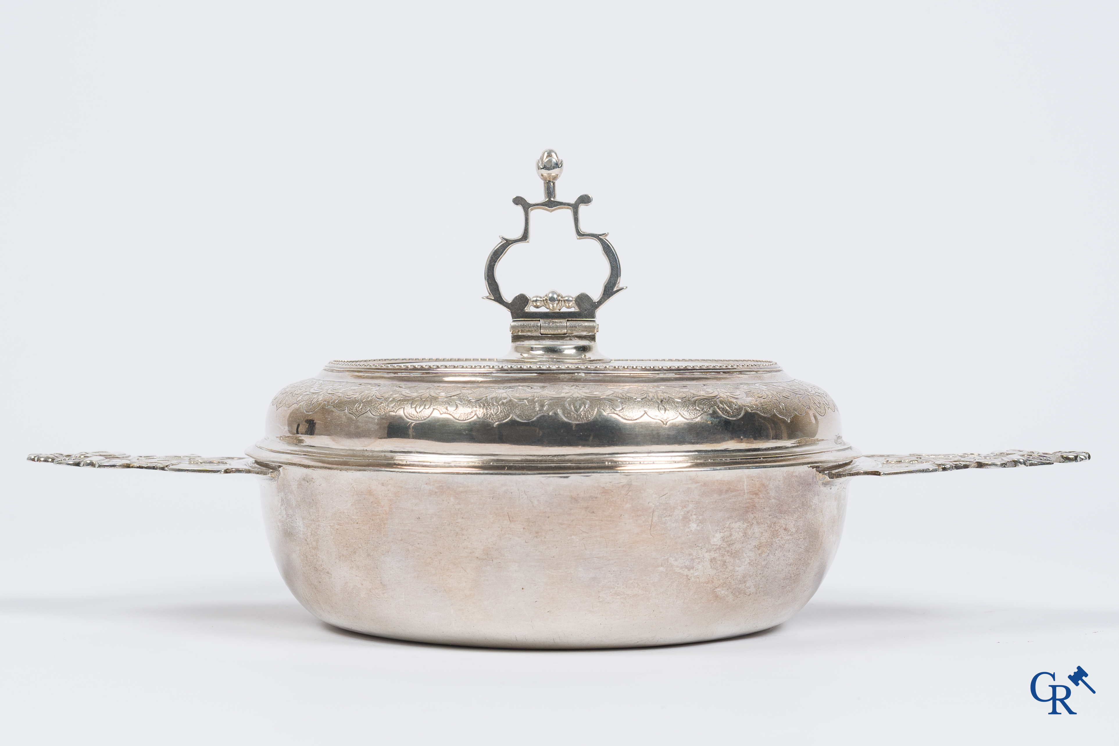 Zilver. Mechelen, 1ste helft 18e eeuw, circa 1720.  Ronde dekselschotel met 2 platte handvaten. Meestermerk met anker.