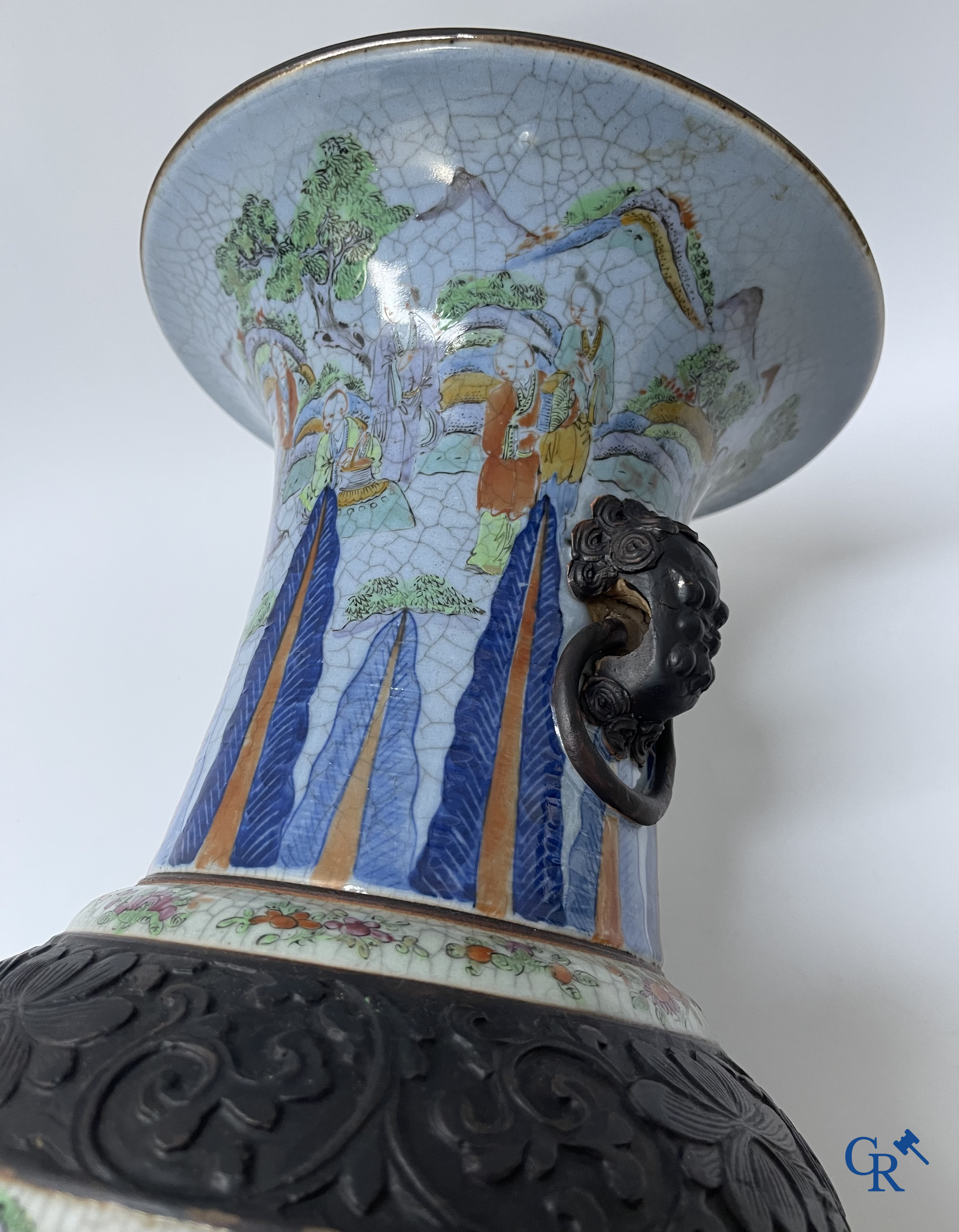 Aziatica, Chinese Nanking vaas met een voorstelling van krijgers. Gemerkt. 19e eeuw.