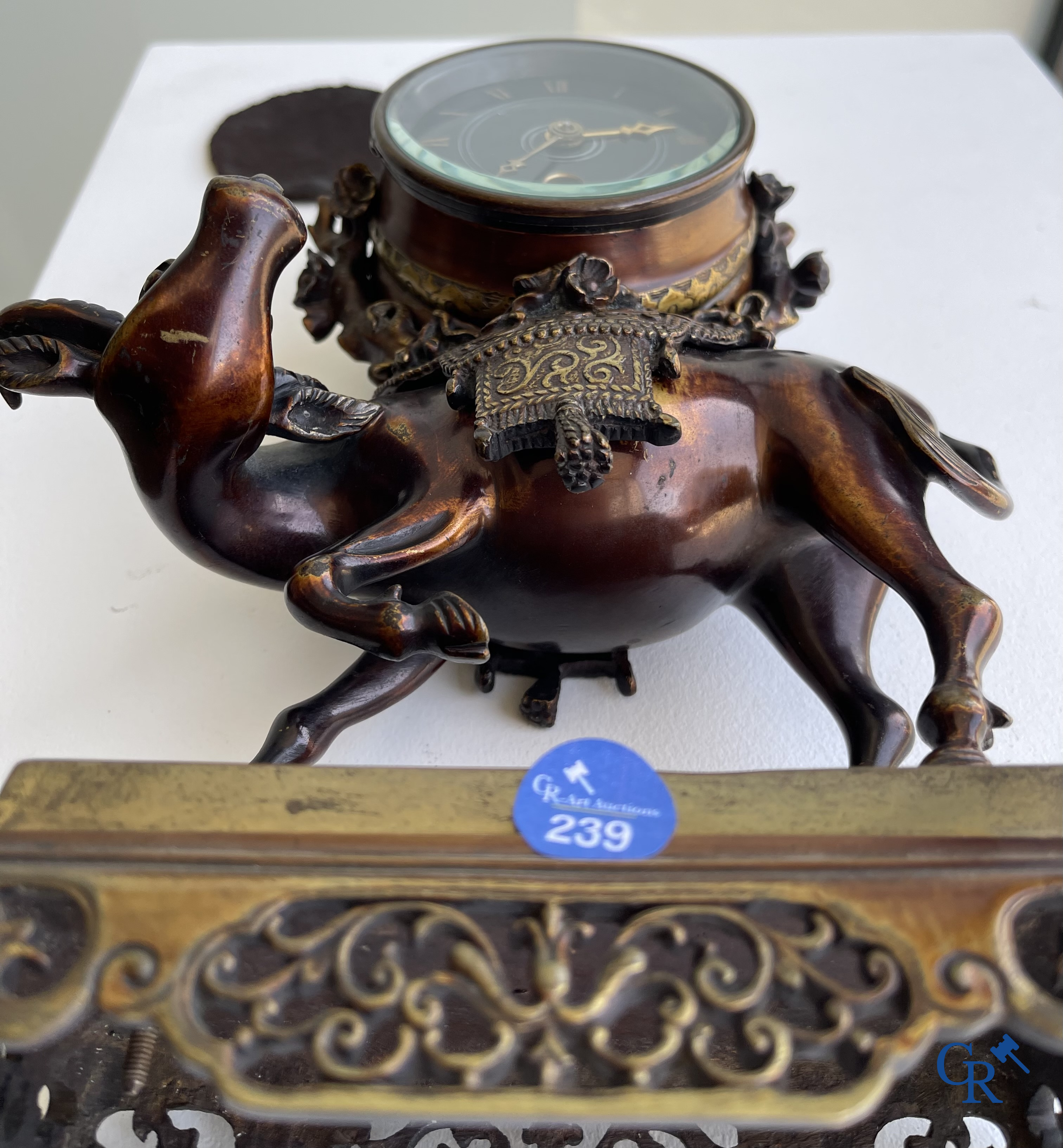 Escalier de Cristal à Paris. Een Franse klok met waterbuffel in Japoniserende stijl. Circa 1880.