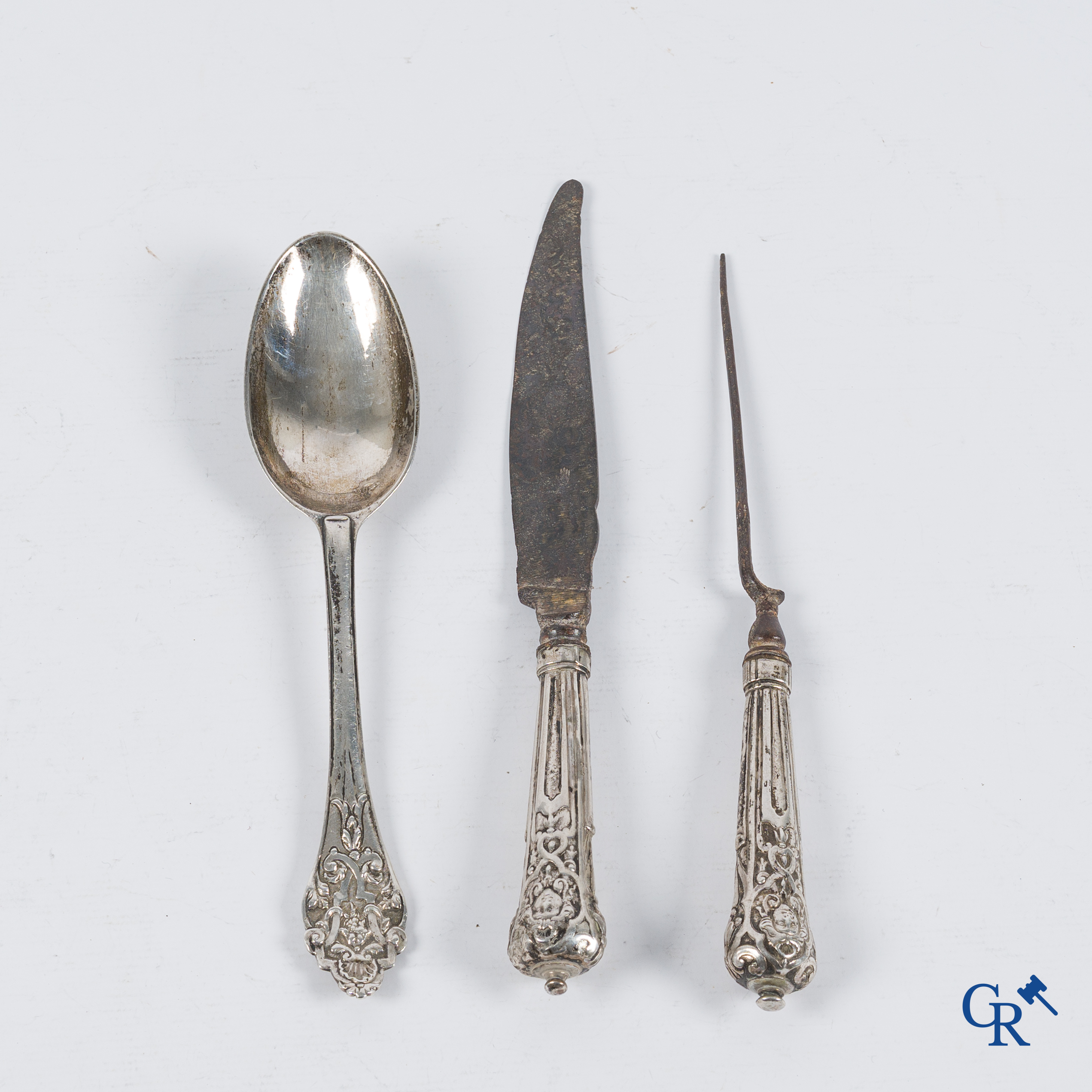 Zilver. 3 stuks tafelzilver waaronder een rattenstaartlepel, vleesspies en een mes. Vlaanderen, eind 16e eeuw.